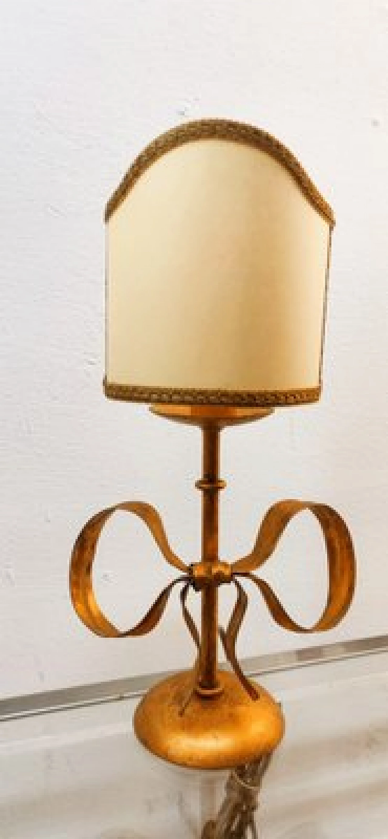 Lampada da tavolo in ferro battuto dorato con fiocco di Li Puma, anni '70 9