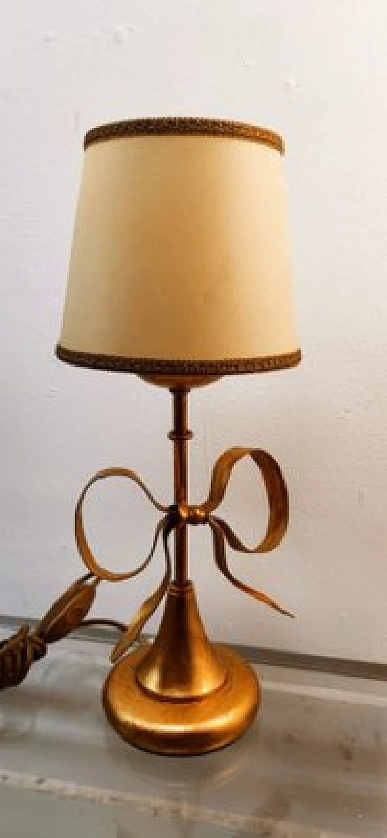 Lampada da tavolo in ferro battuto dorato con fiocco di Li Puma, anni '70 11