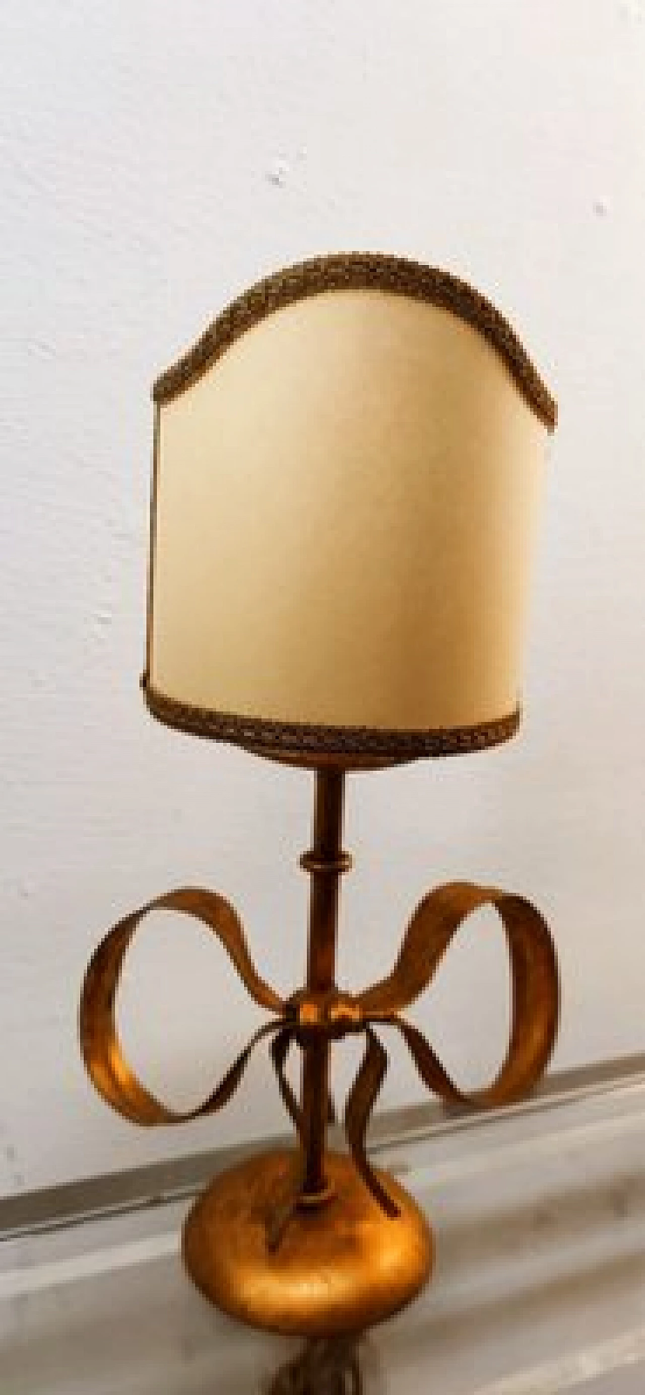 Lampada da tavolo in ferro battuto dorato con fiocco di Li Puma, anni '70 12