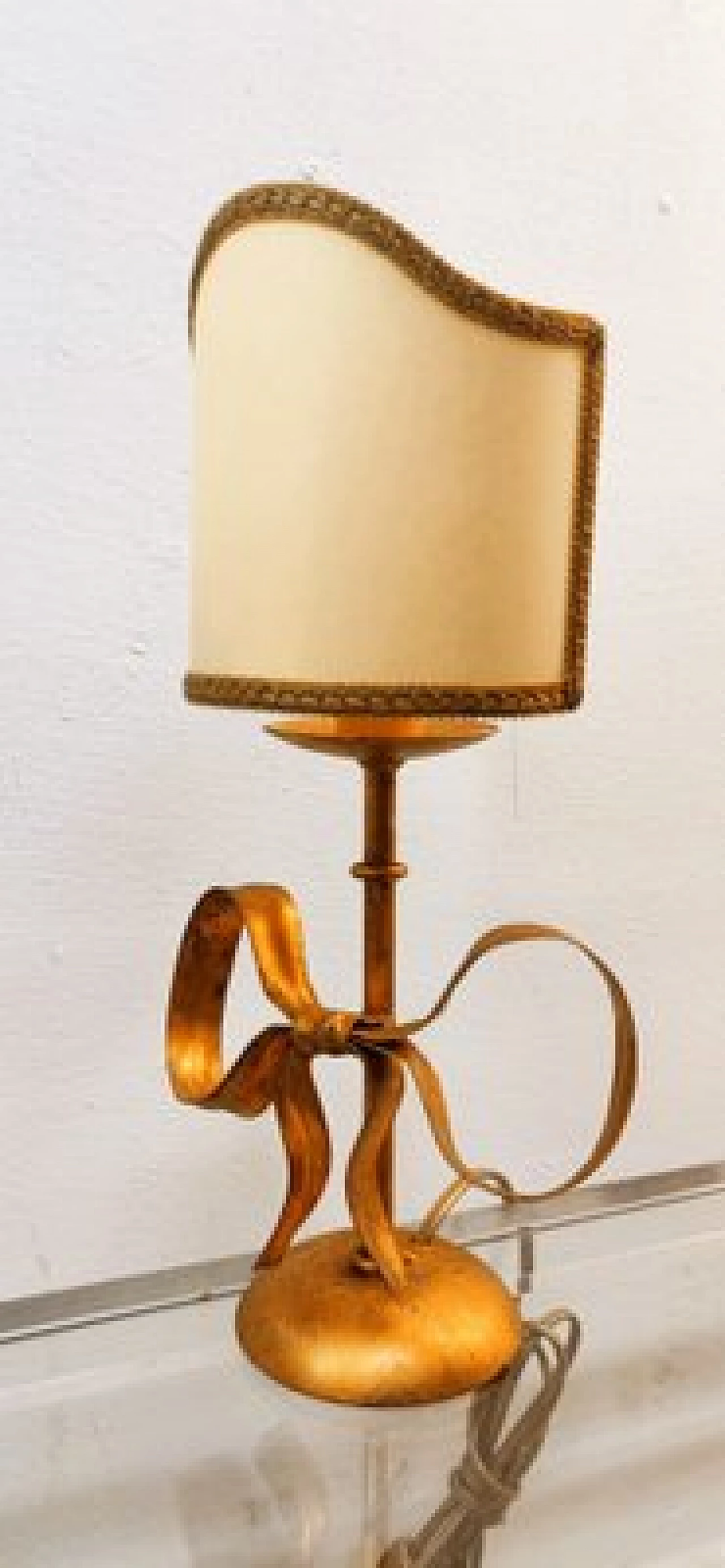 Lampada da tavolo in ferro battuto dorato con fiocco di Li Puma, anni '70 13