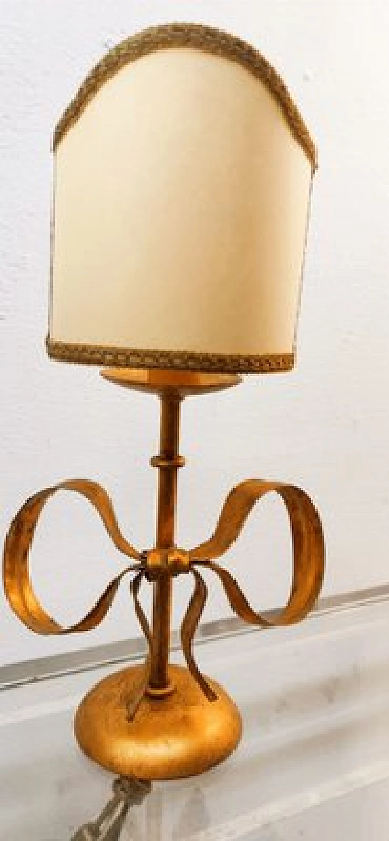 Lampada da tavolo in ferro battuto dorato con fiocco di Li Puma, anni '70 15