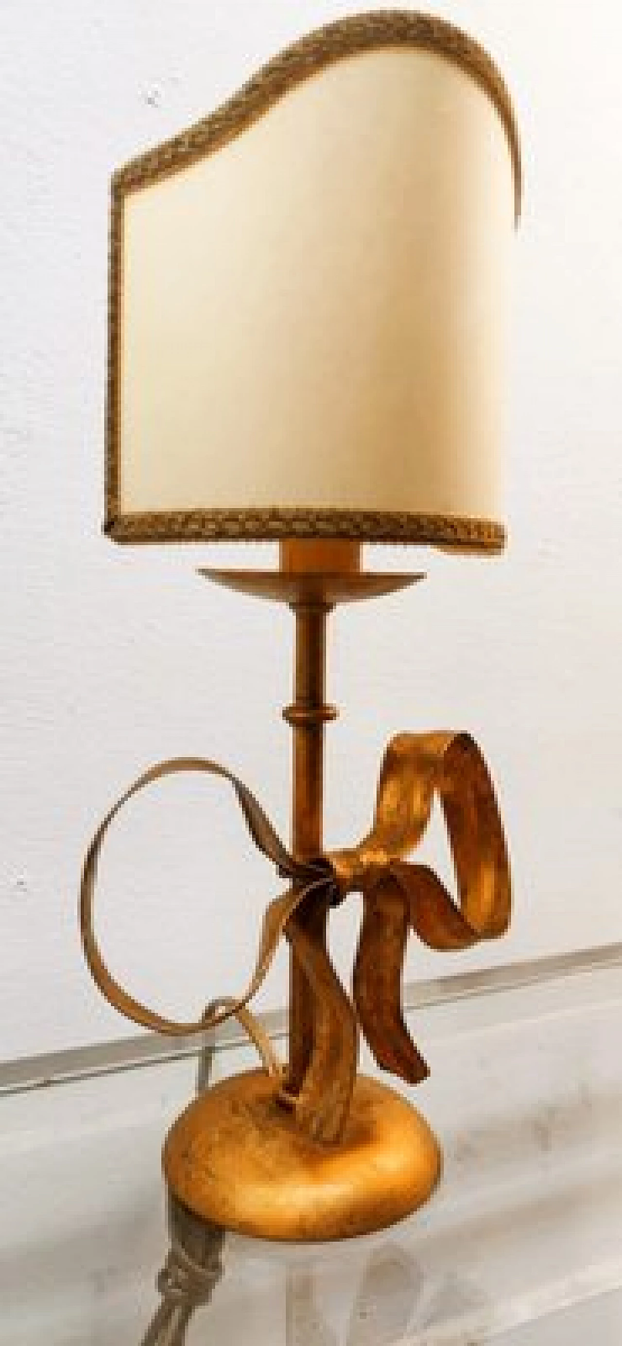 Lampada da tavolo in ferro battuto dorato con fiocco di Li Puma, anni '70 16