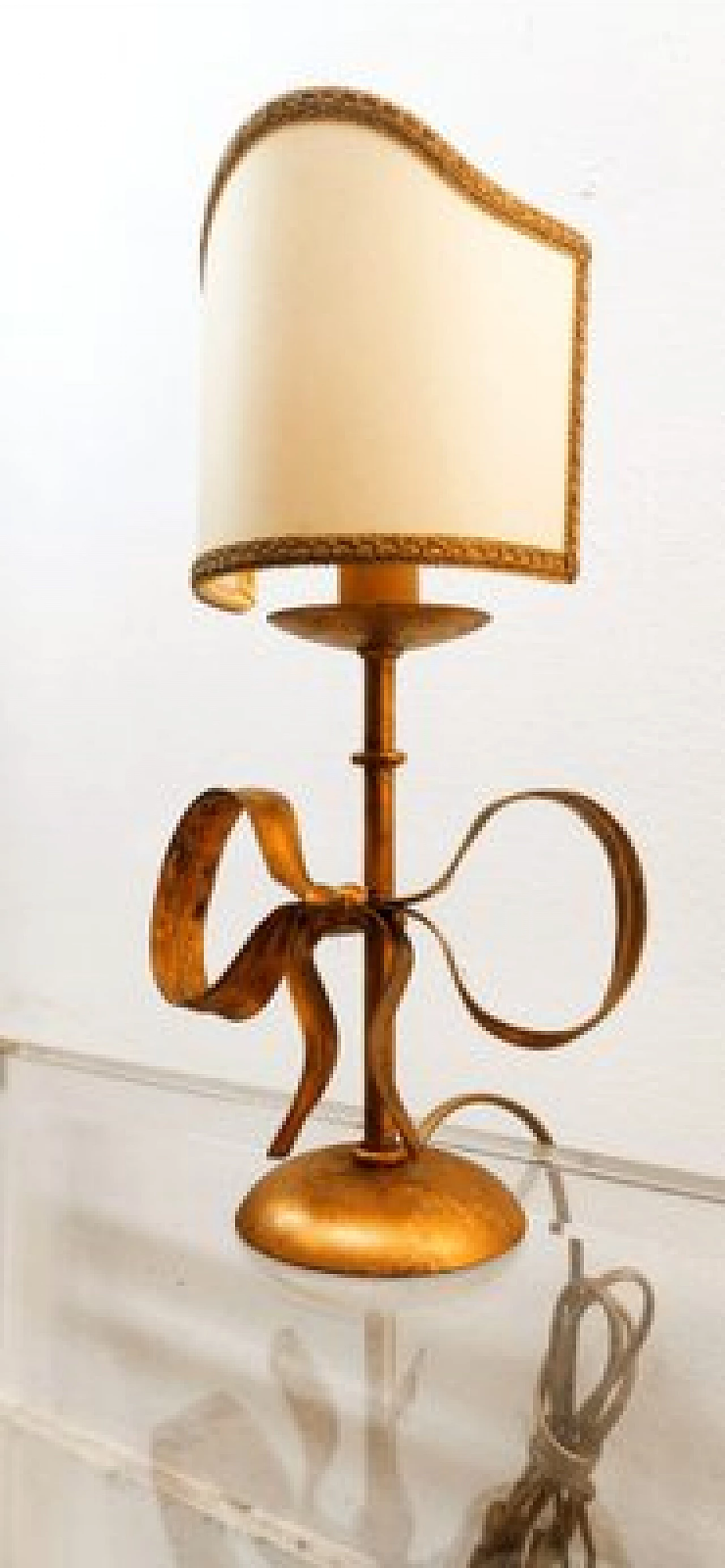 Lampada da tavolo in ferro battuto dorato con fiocco di Li Puma, anni '70 17
