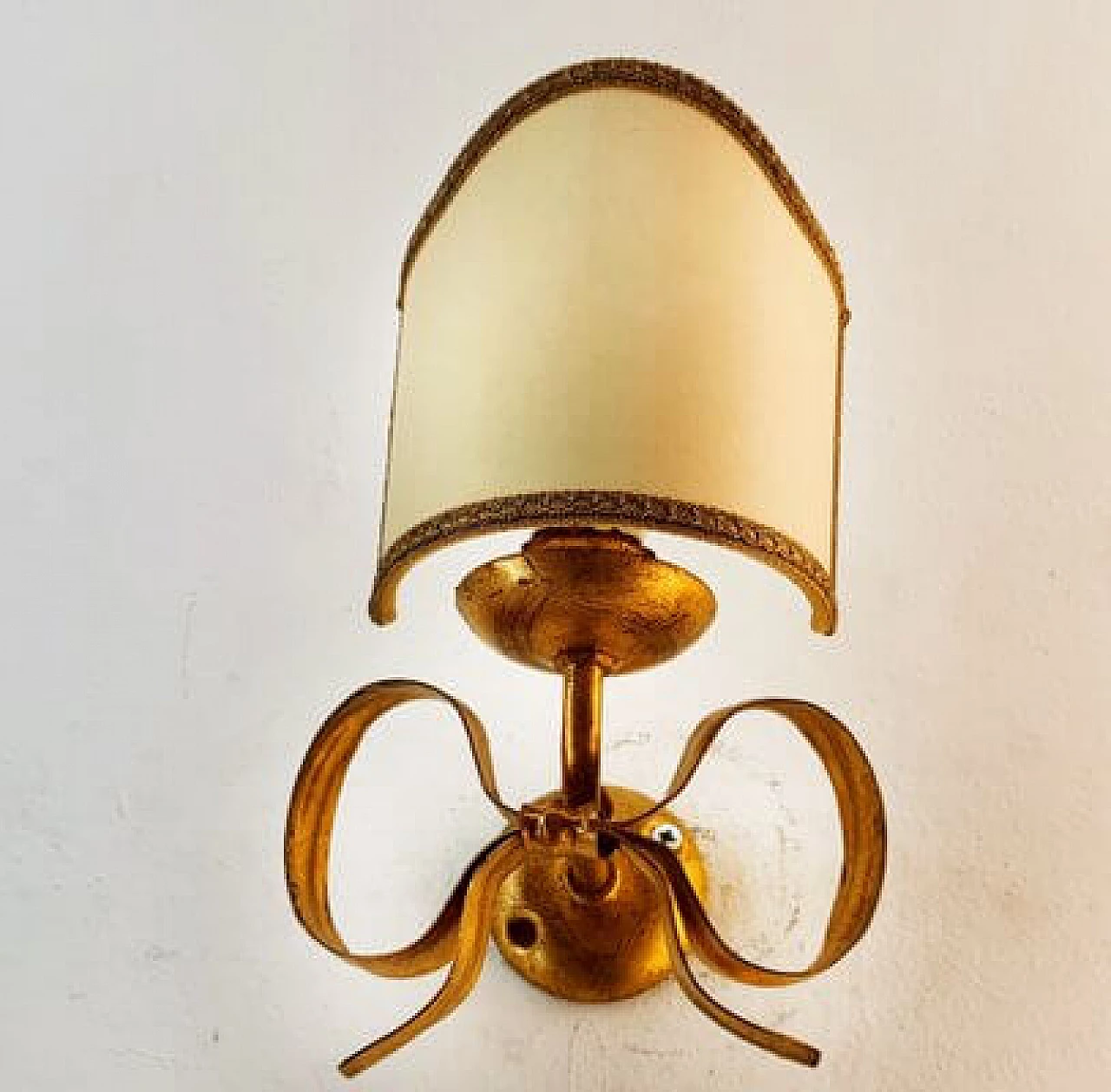 Gilded wrought iron wall light with bow by Li Puma, 1970s 1
