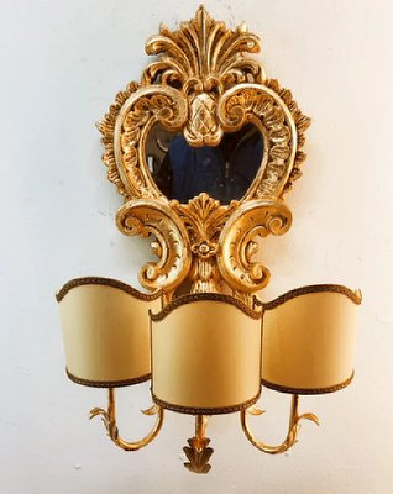 Applique a tre luci in legno dorato e pergamena con specchio, anni '60 1