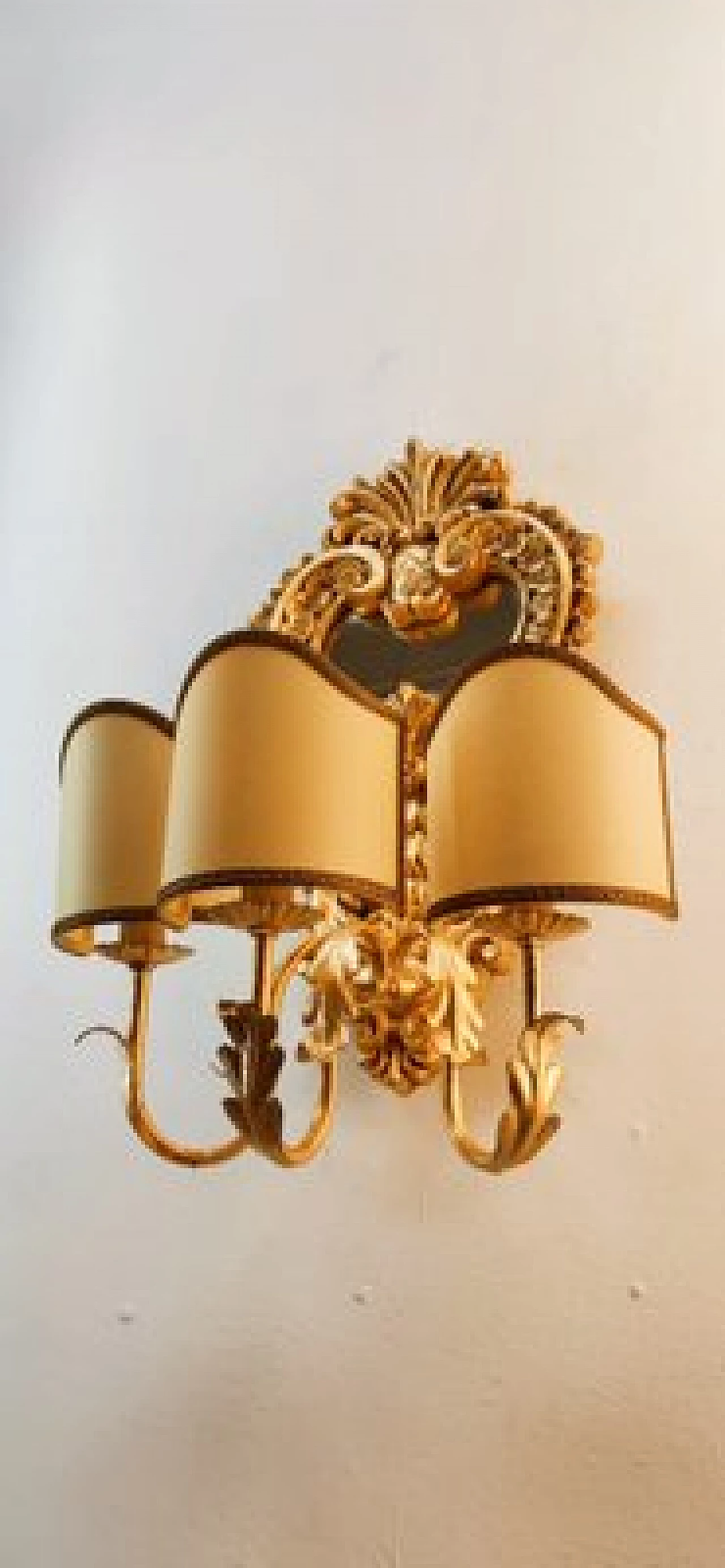 Applique a tre luci in legno dorato e pergamena con specchio, anni '60 18