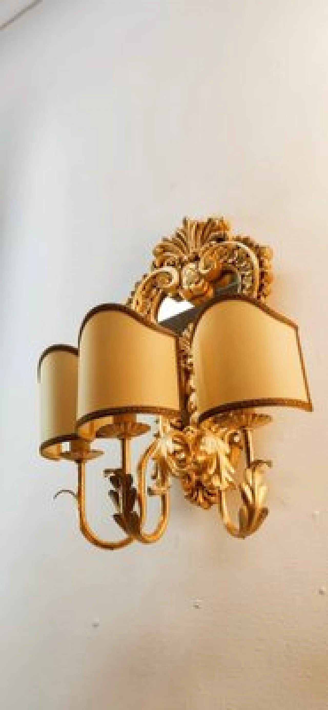 Applique a tre luci in legno dorato e pergamena con specchio, anni '60 19