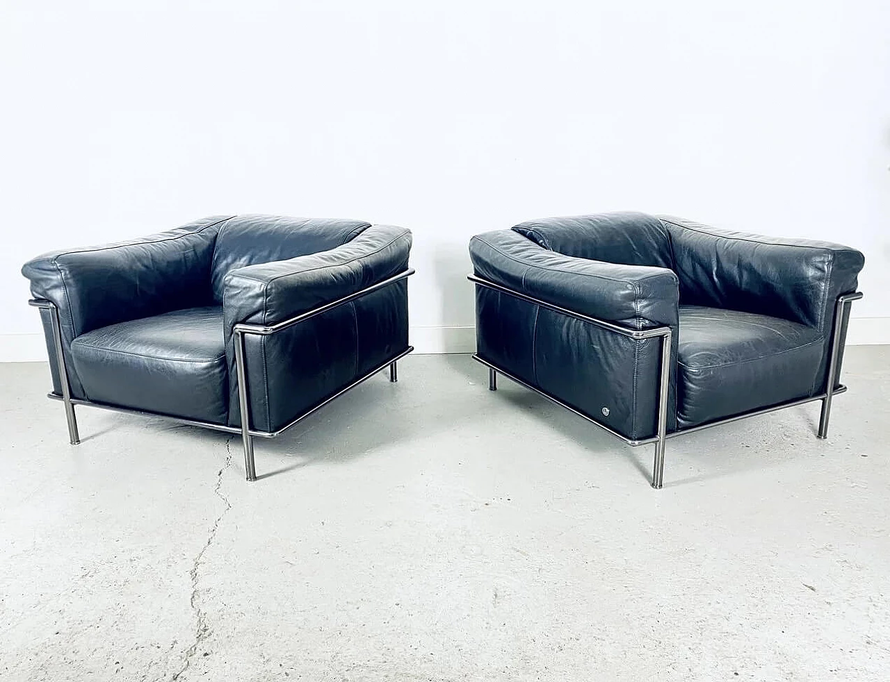 Pair of Club L3 leather armchairs by Le Corbusier, Pierre Jeanneret and Charlotte Perriand for Natuzzi, 1980s 2