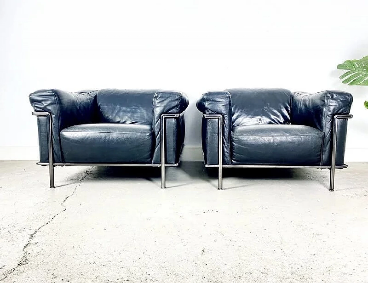 Pair of Club L3 leather armchairs by Le Corbusier, Pierre Jeanneret and Charlotte Perriand for Natuzzi, 1980s 3