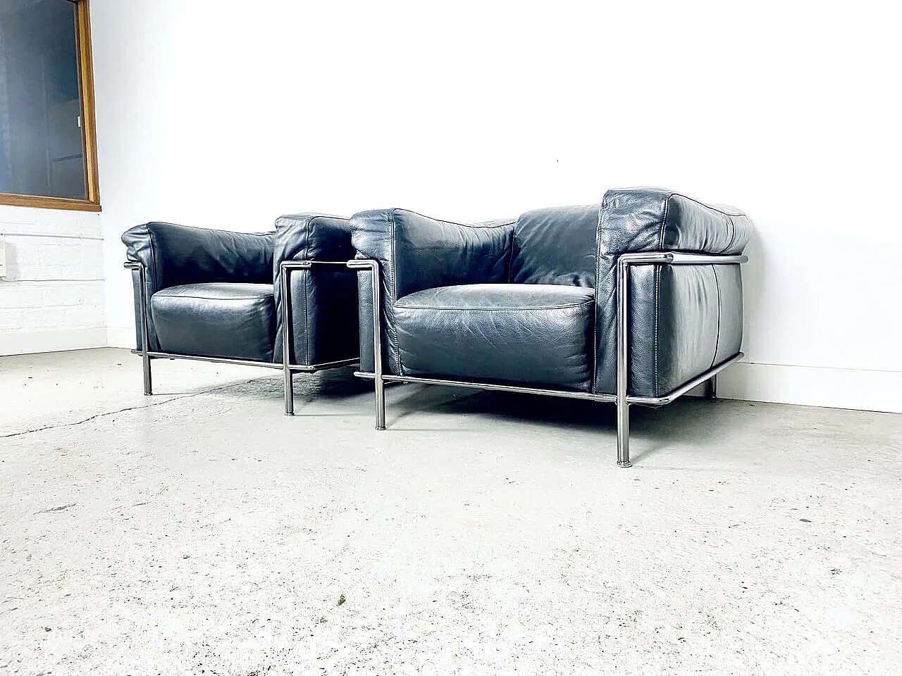 Pair of Club L3 leather armchairs by Le Corbusier, Pierre Jeanneret and Charlotte Perriand for Natuzzi, 1980s 5