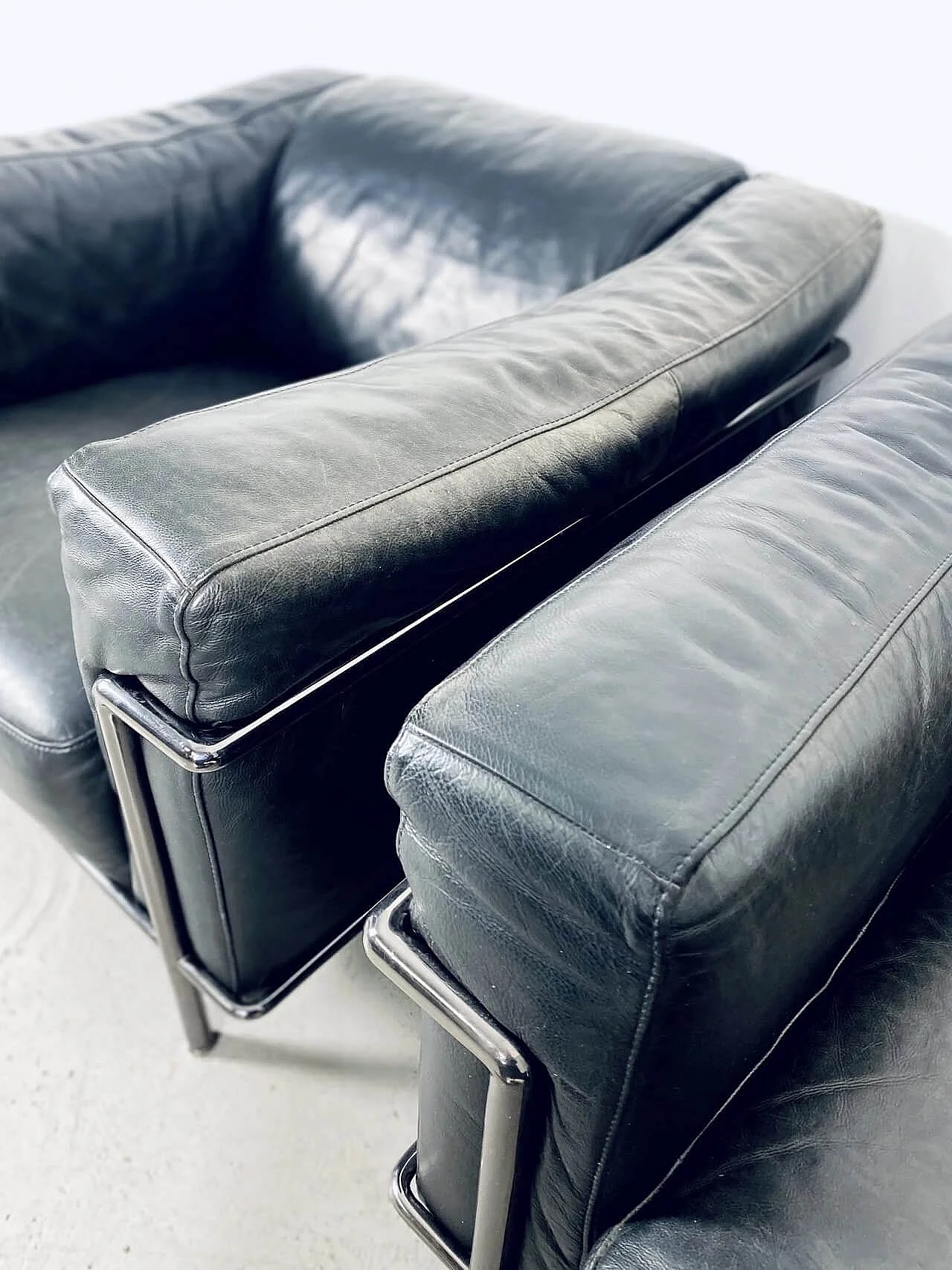 Pair of Club L3 leather armchairs by Le Corbusier, Pierre Jeanneret and Charlotte Perriand for Natuzzi, 1980s 13