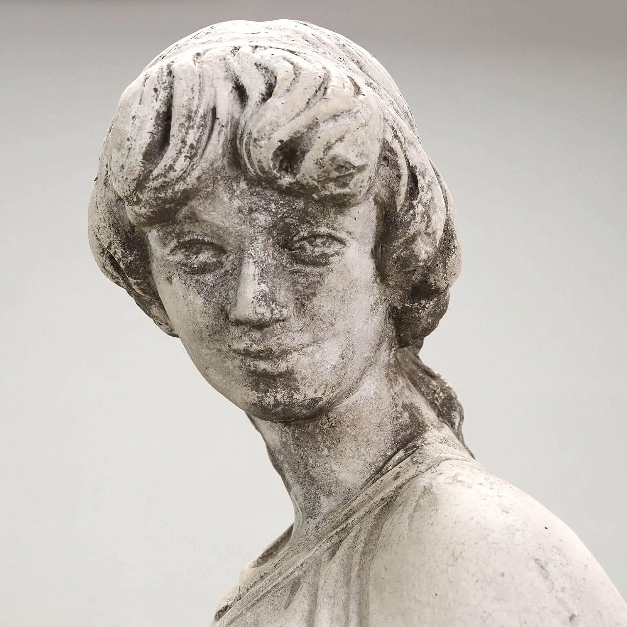 Scultura di donna con anfore in graniglia, inizio '900 3