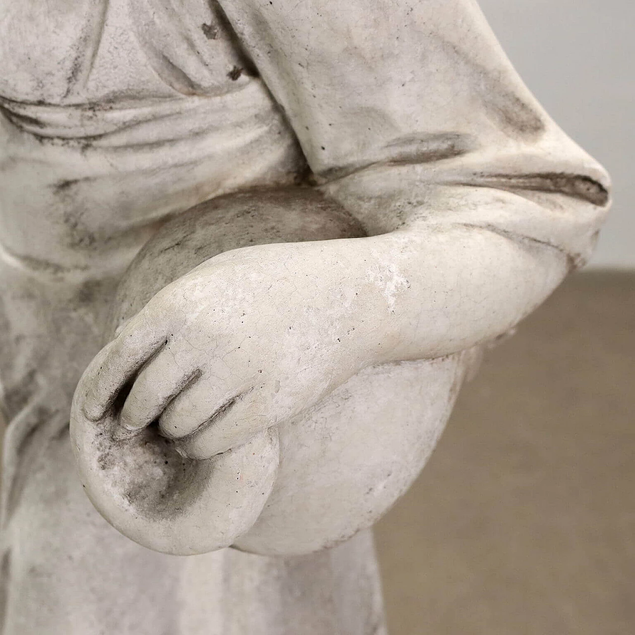 Scultura di donna con anfore in graniglia, inizio '900 4