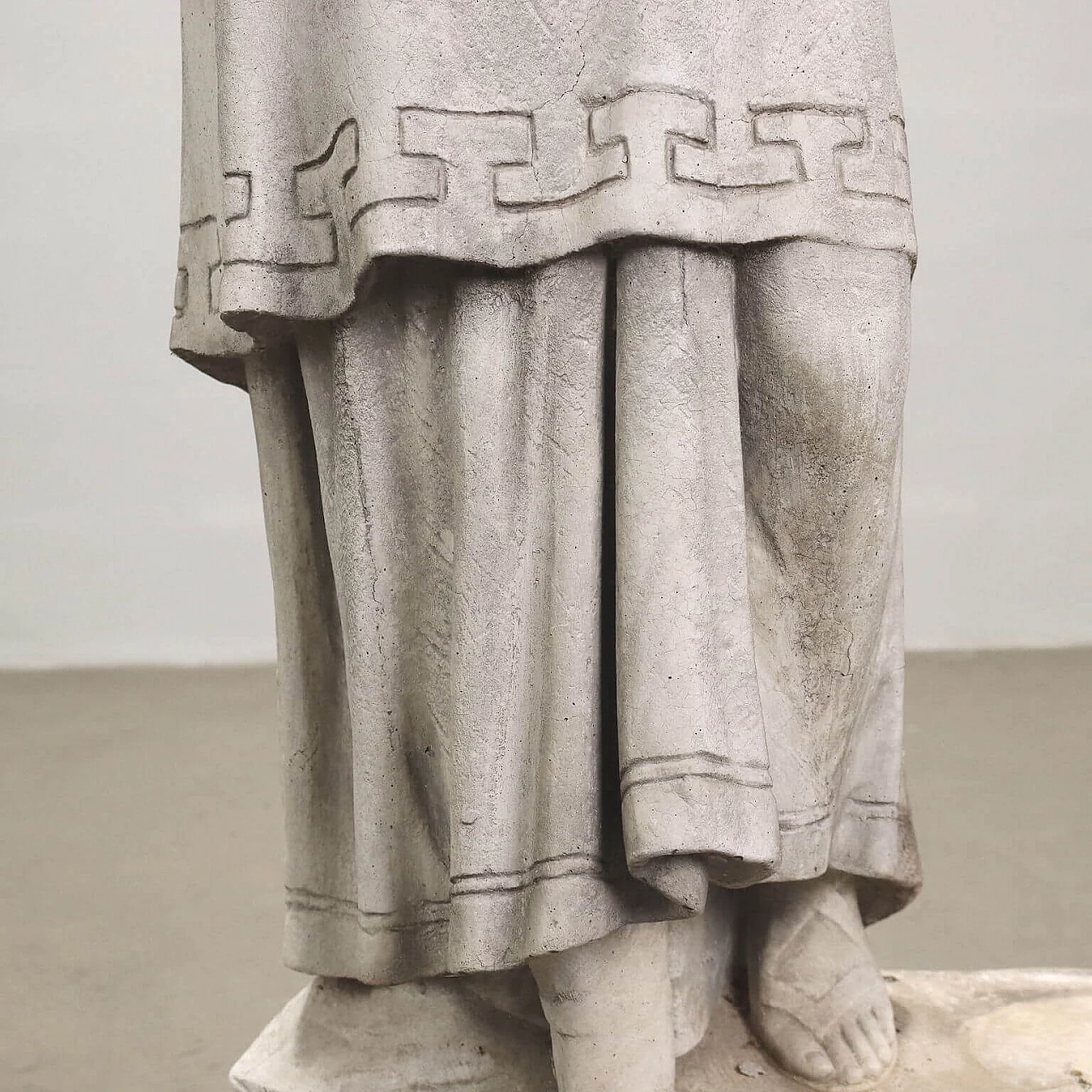 Scultura di donna con anfore in graniglia, inizio '900 7