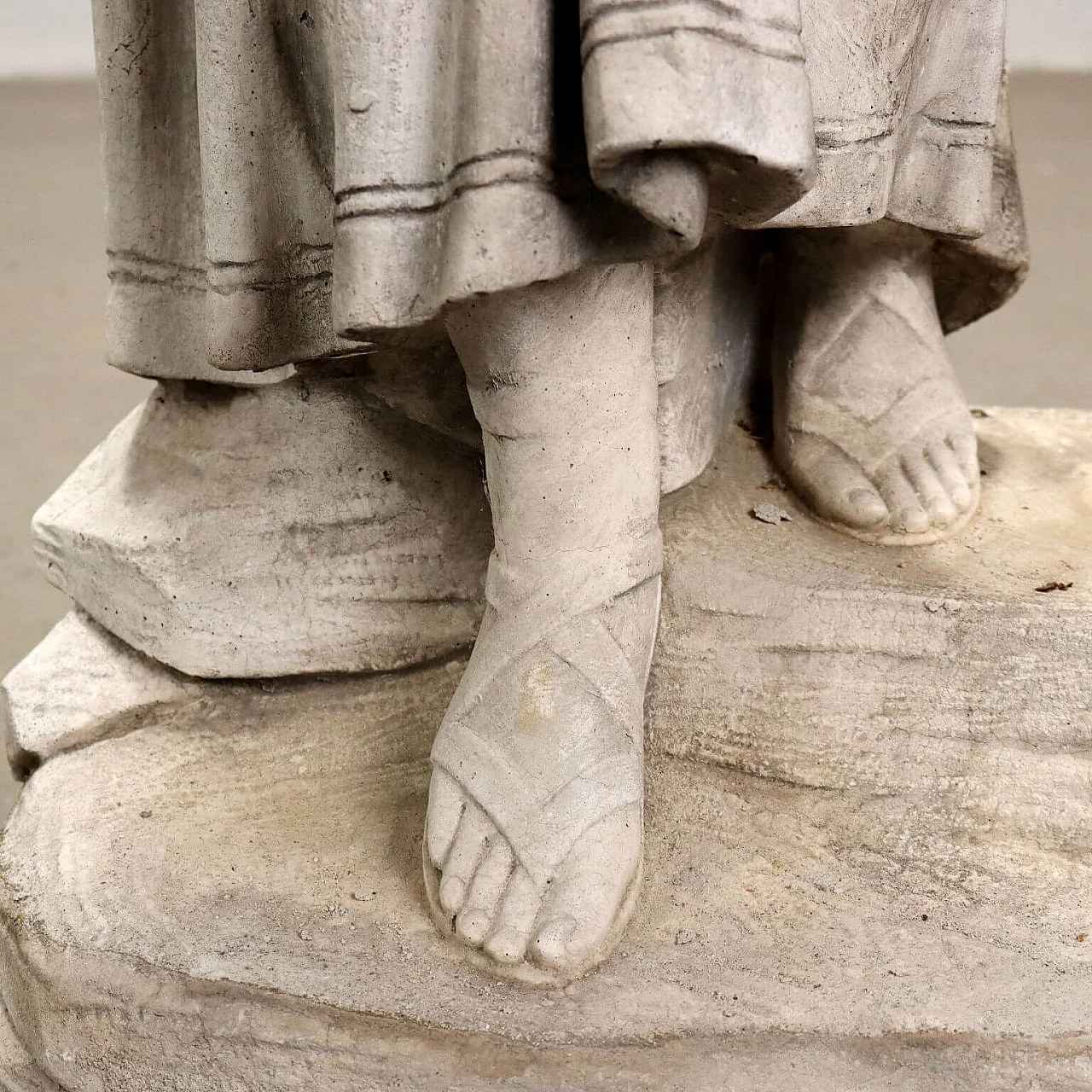 Scultura di donna con anfore in graniglia, inizio '900 8