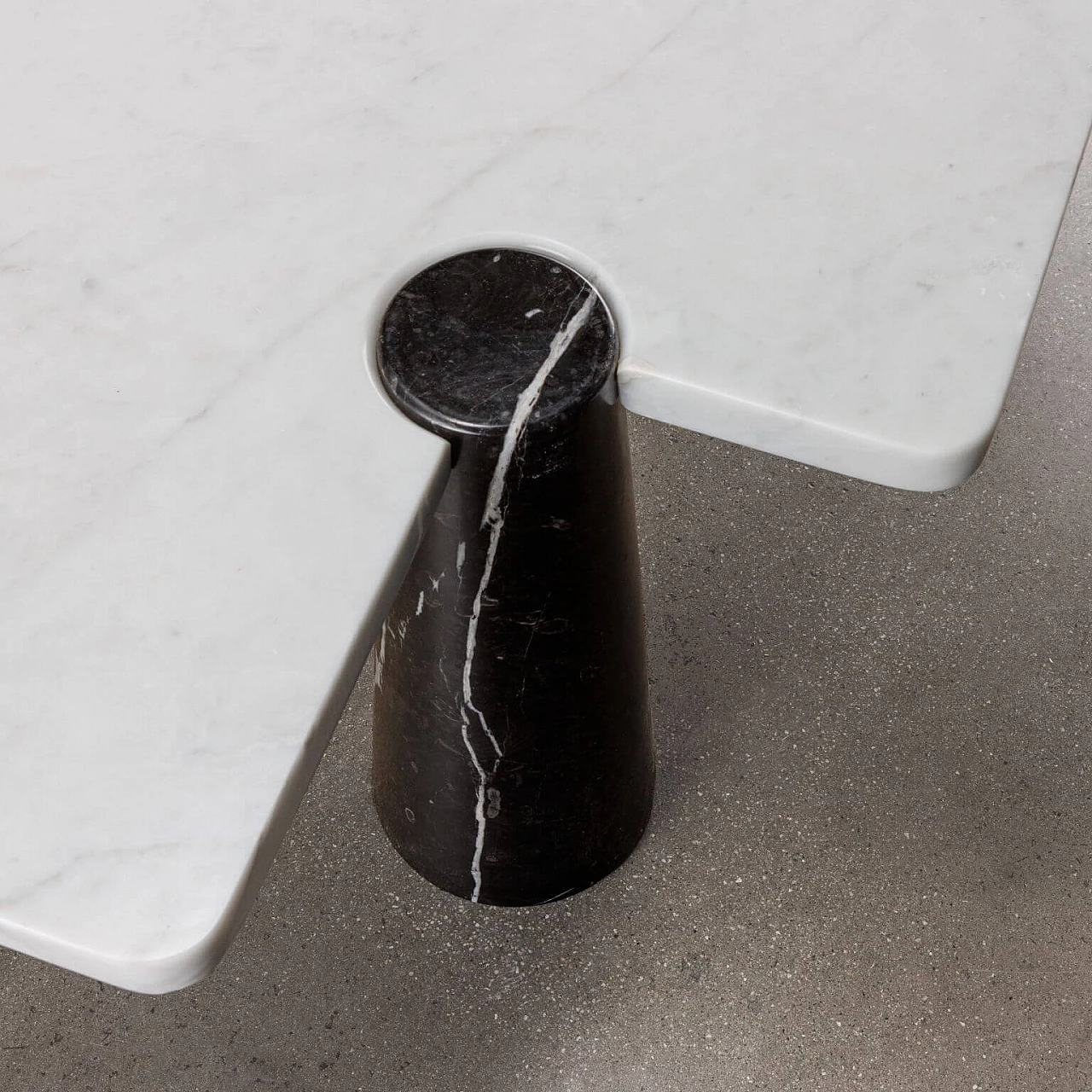 Tavolino Freccia in marmo di Angelo Mangiarotti per Skipper, anni '70 4
