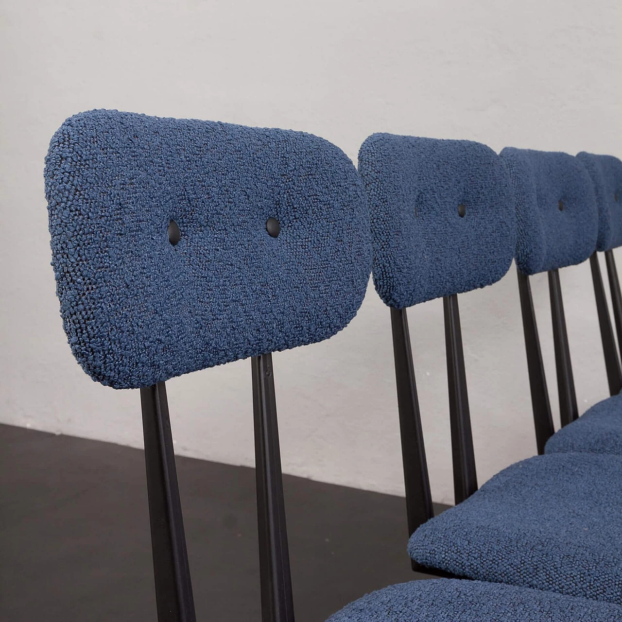 4 Chairs in black lacquered metal and blue bouclé fabric, 1960s 7