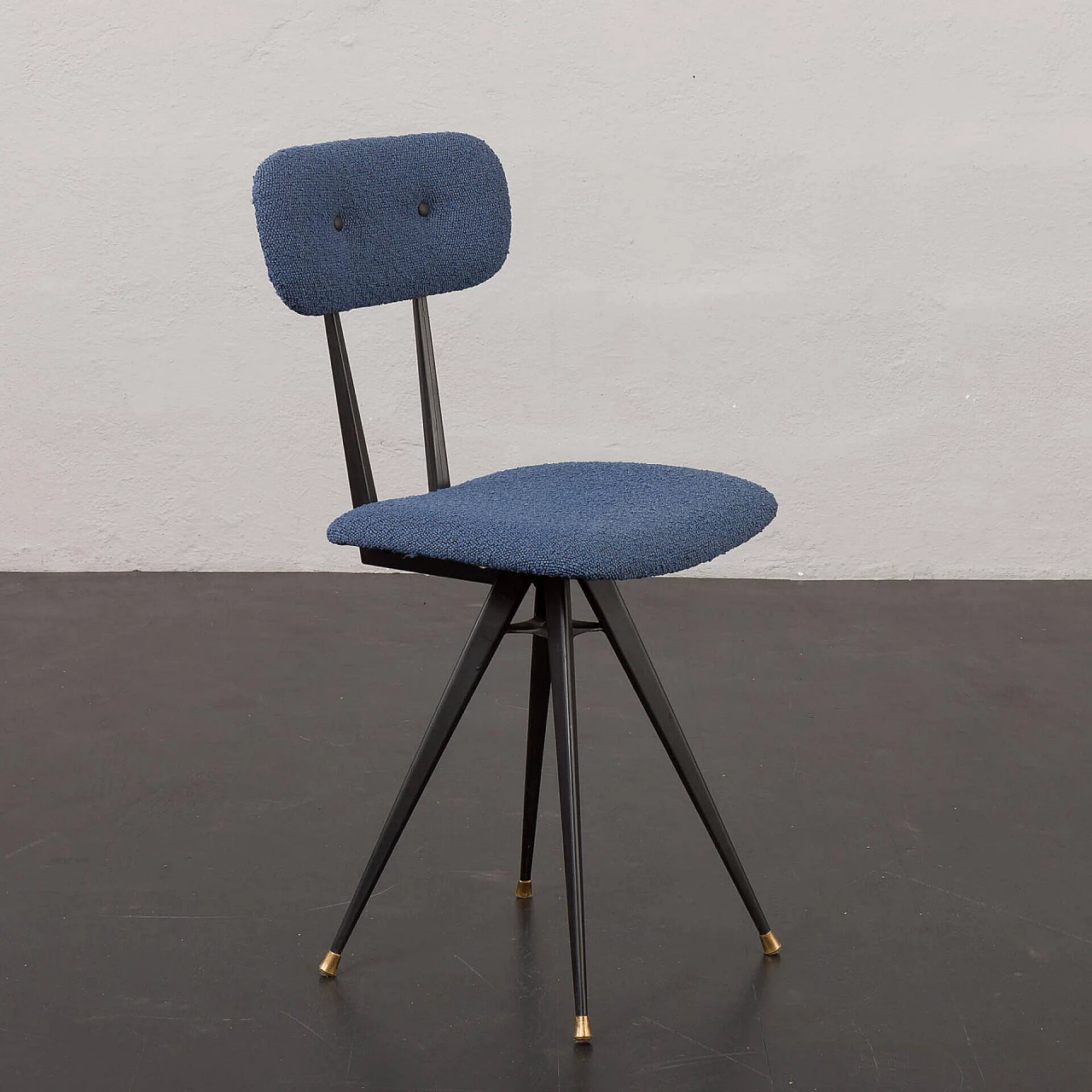 4 Chairs in black lacquered metal and blue bouclé fabric, 1960s 13