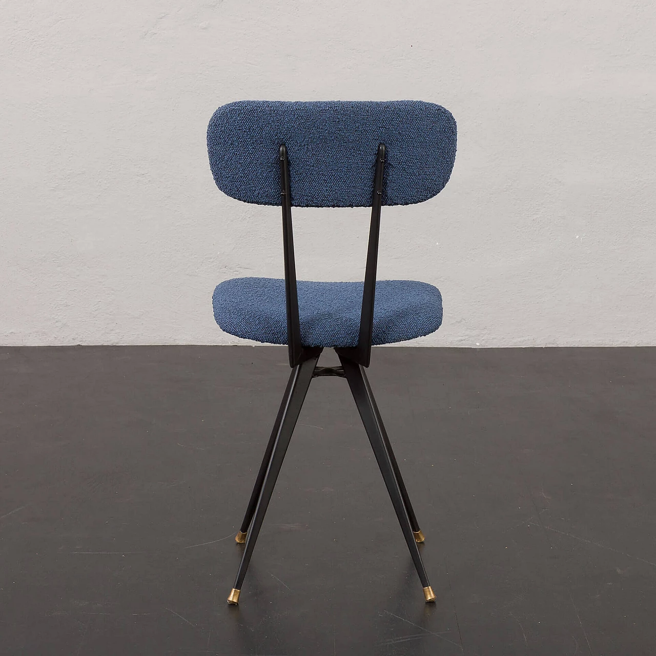 4 Chairs in black lacquered metal and blue bouclé fabric, 1960s 16