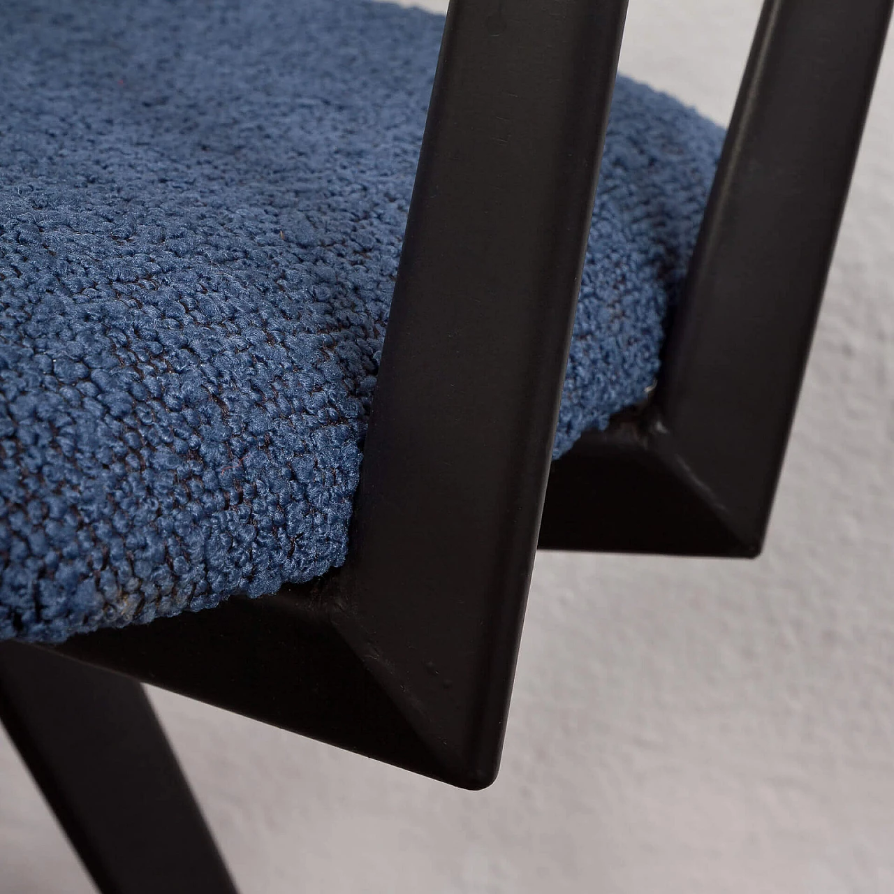 4 Chairs in black lacquered metal and blue bouclé fabric, 1960s 18
