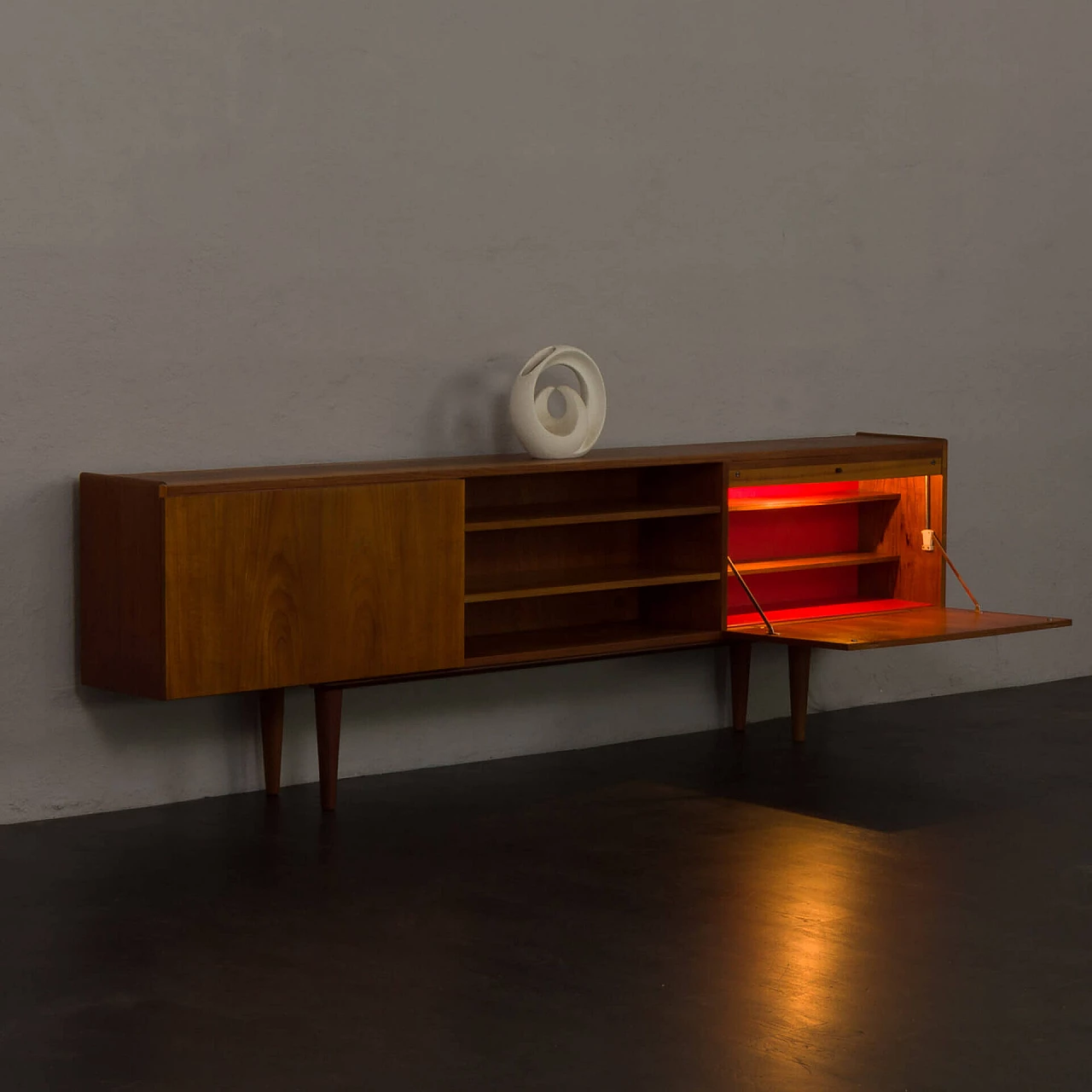 Credenza in teak con vano bar attribuita a Ib Kofod Larsen, anni '60 3