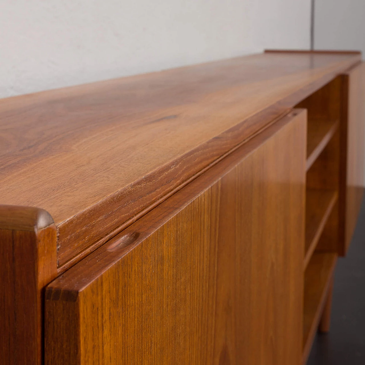 Credenza in teak con vano bar attribuita a Ib Kofod Larsen, anni '60 11