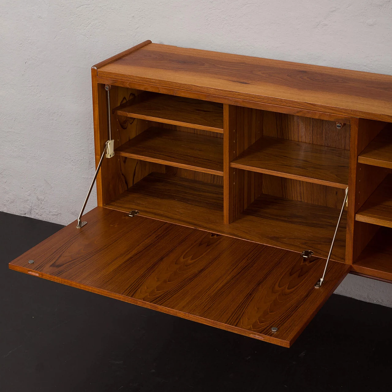 Credenza in teak con vano bar attribuita a Ib Kofod Larsen, anni '60 16