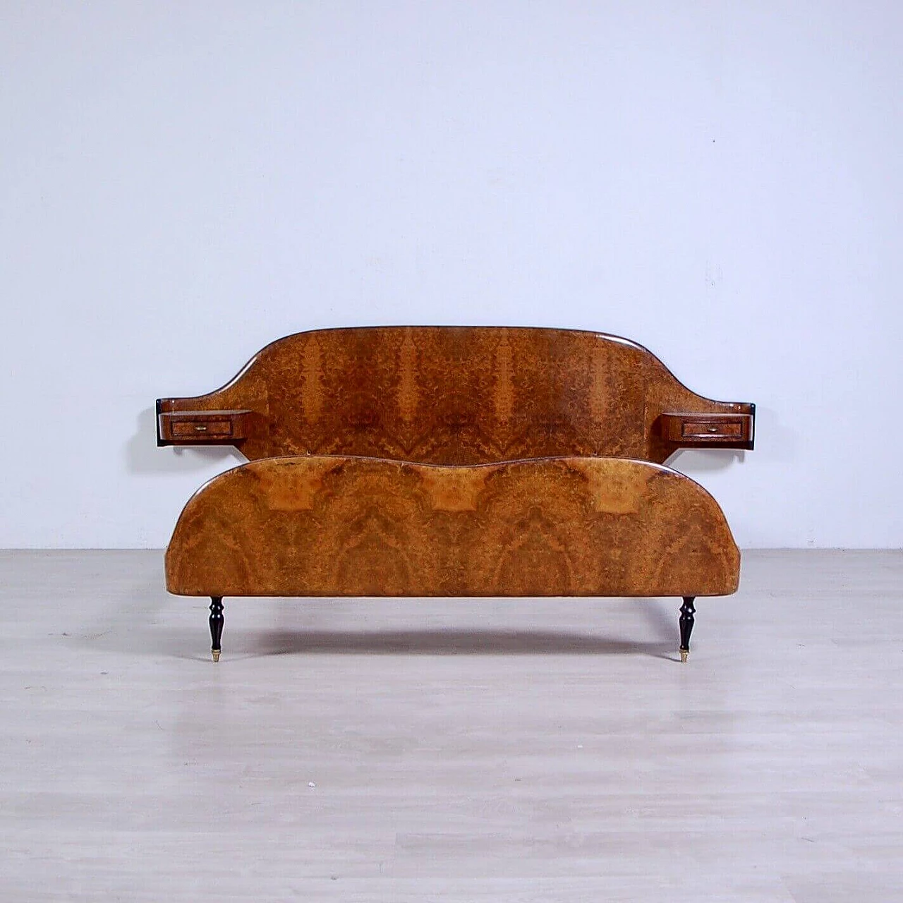 Letto matrimoniale in radica con comodini in testata, anni '60 1