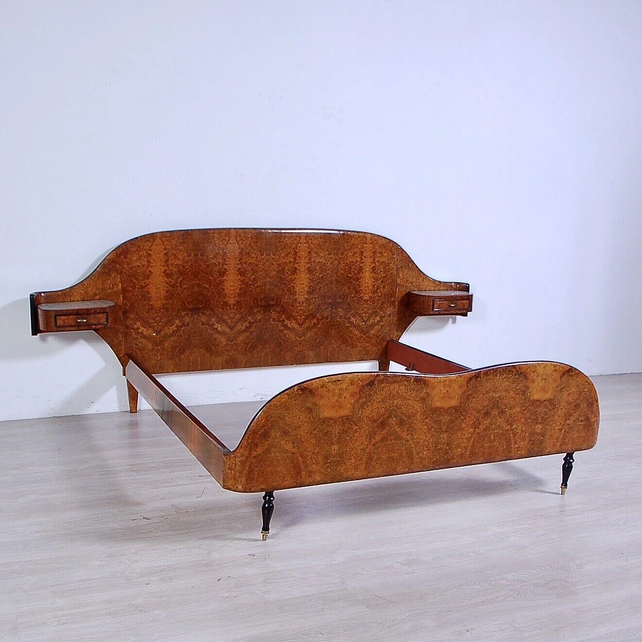 Letto matrimoniale in radica con comodini in testata, anni '60 2