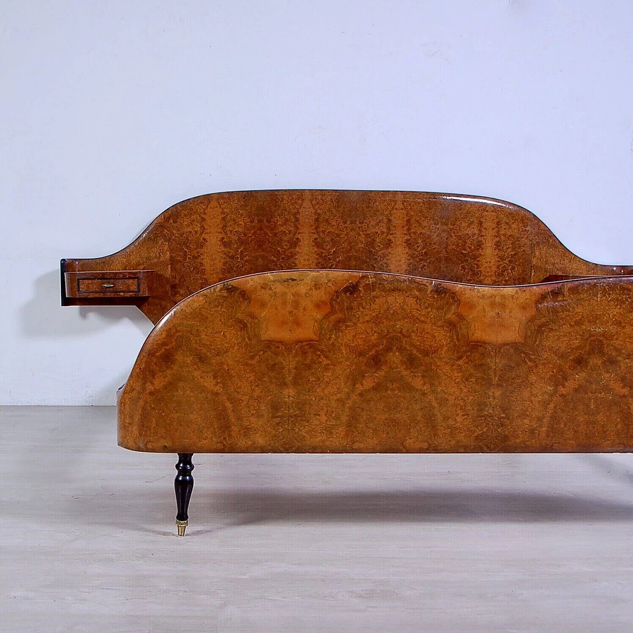 Letto matrimoniale in radica con comodini in testata, anni '60 5