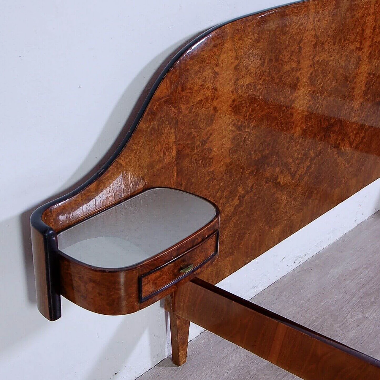 Letto matrimoniale in radica con comodini in testata, anni '60 10