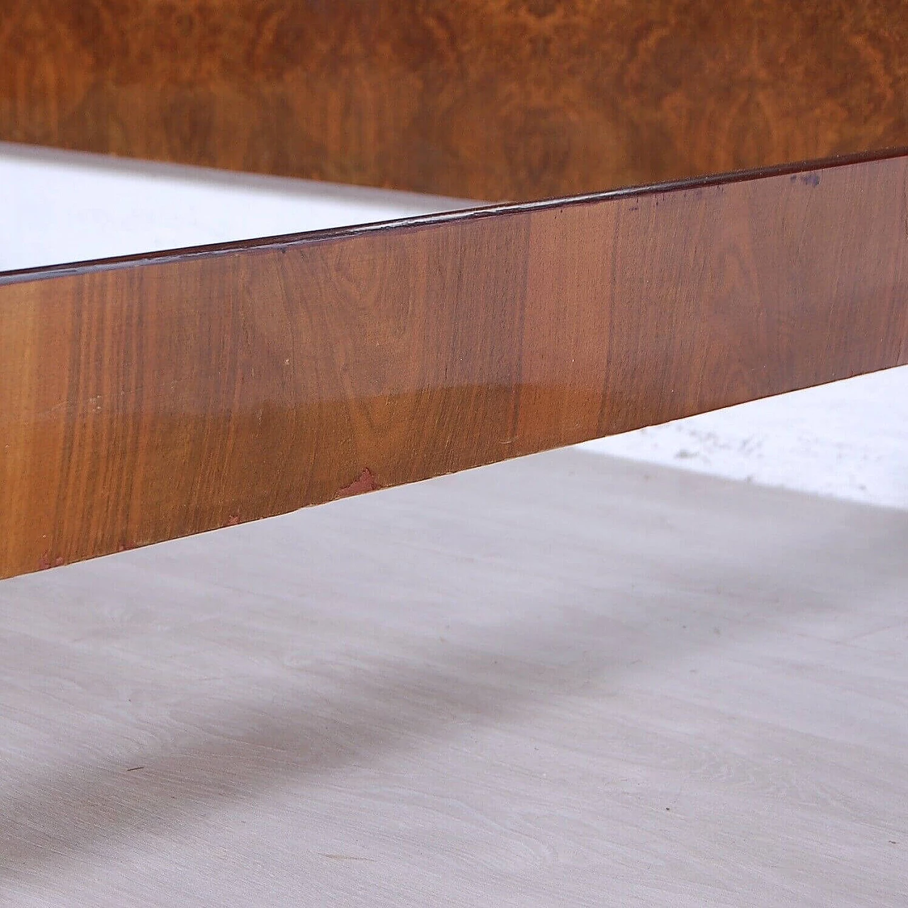 Letto matrimoniale in radica con comodini in testata, anni '60 13