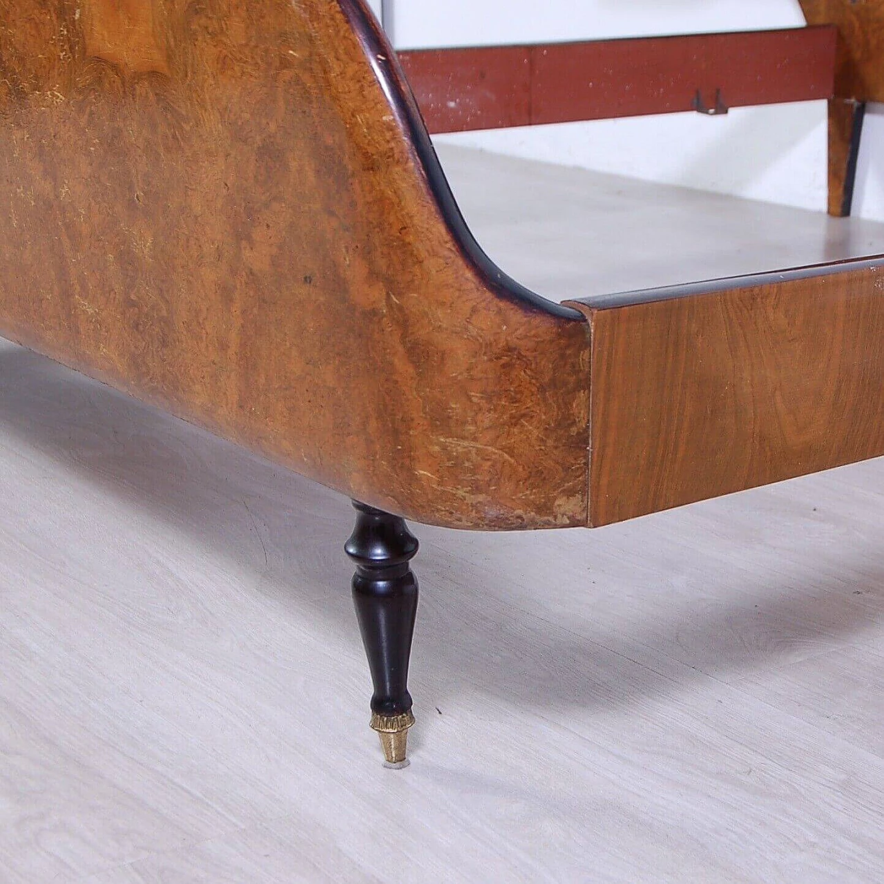 Letto matrimoniale in radica con comodini in testata, anni '60 15