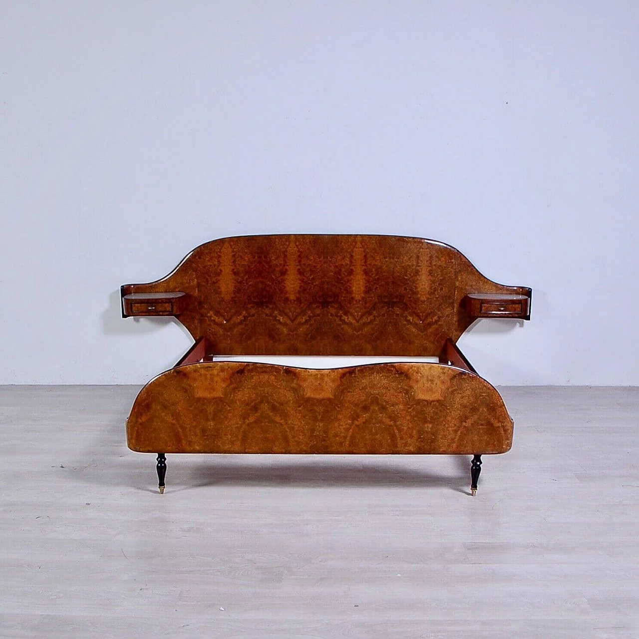 Letto matrimoniale in radica con comodini in testata, anni '60 20