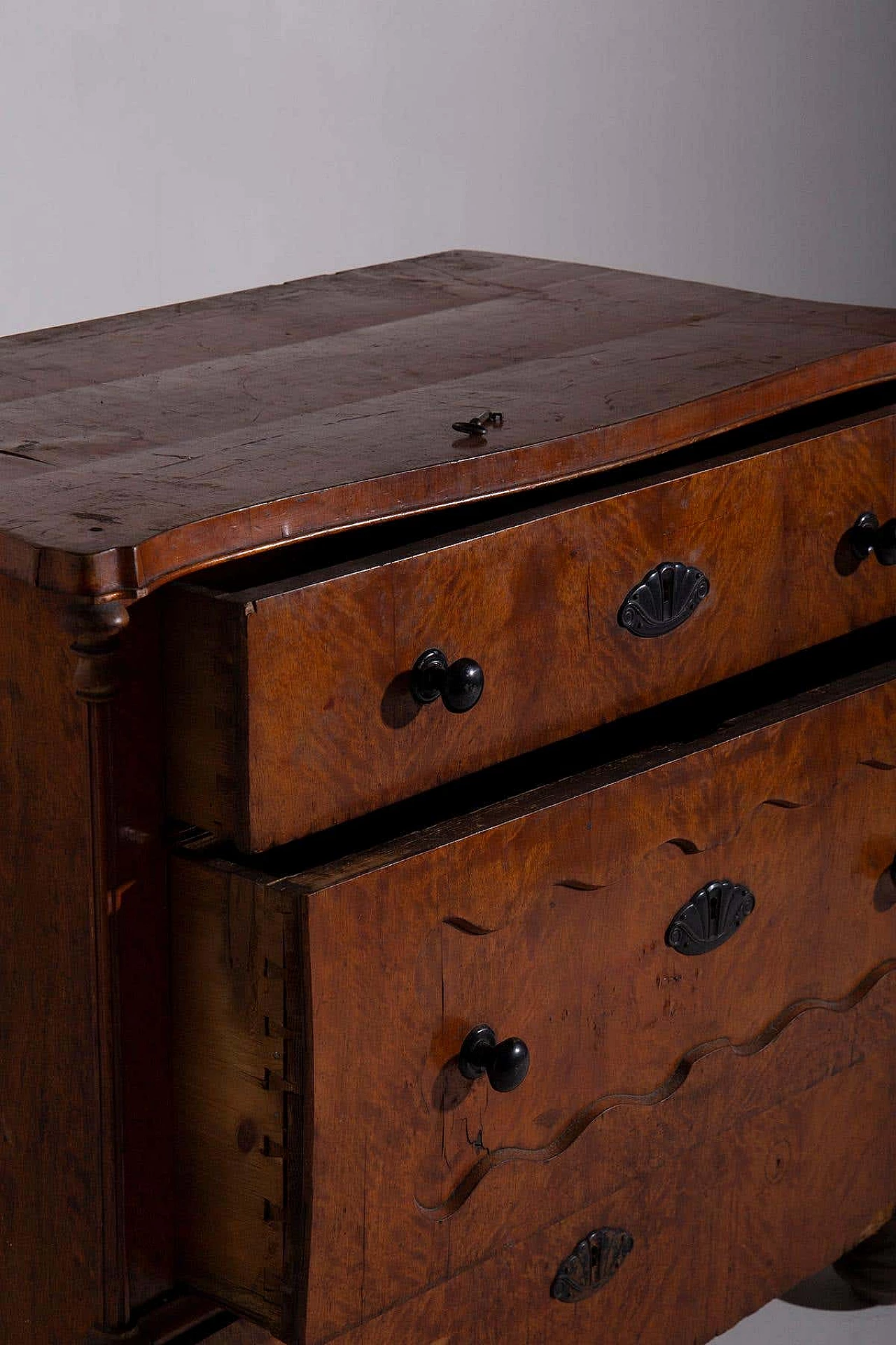 Sicilian briar chest of drawers with three drawers, late 19th century 2