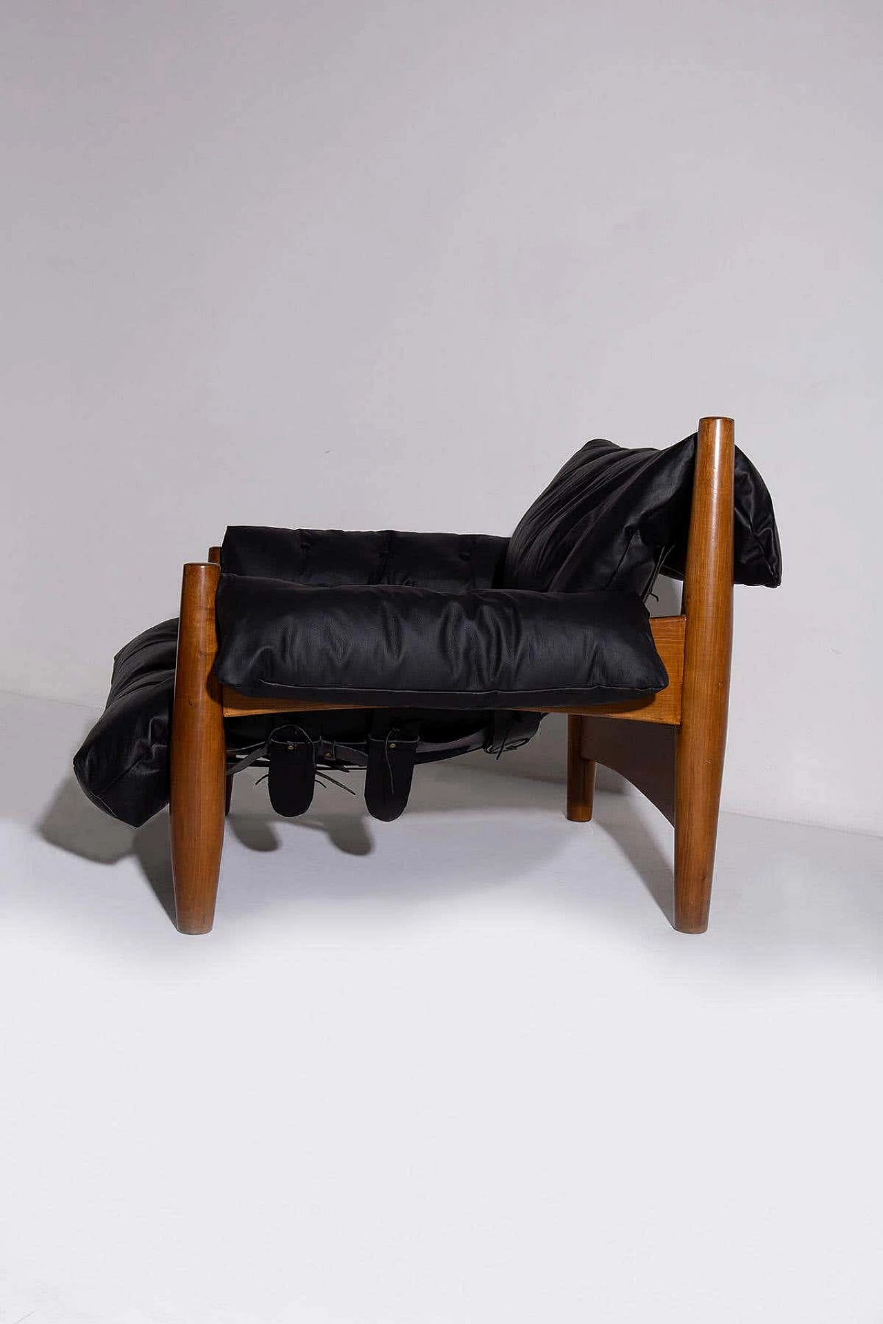 Pair of black leather Sheriff armchairs by Sergio Rodrigues, 1960s 4
