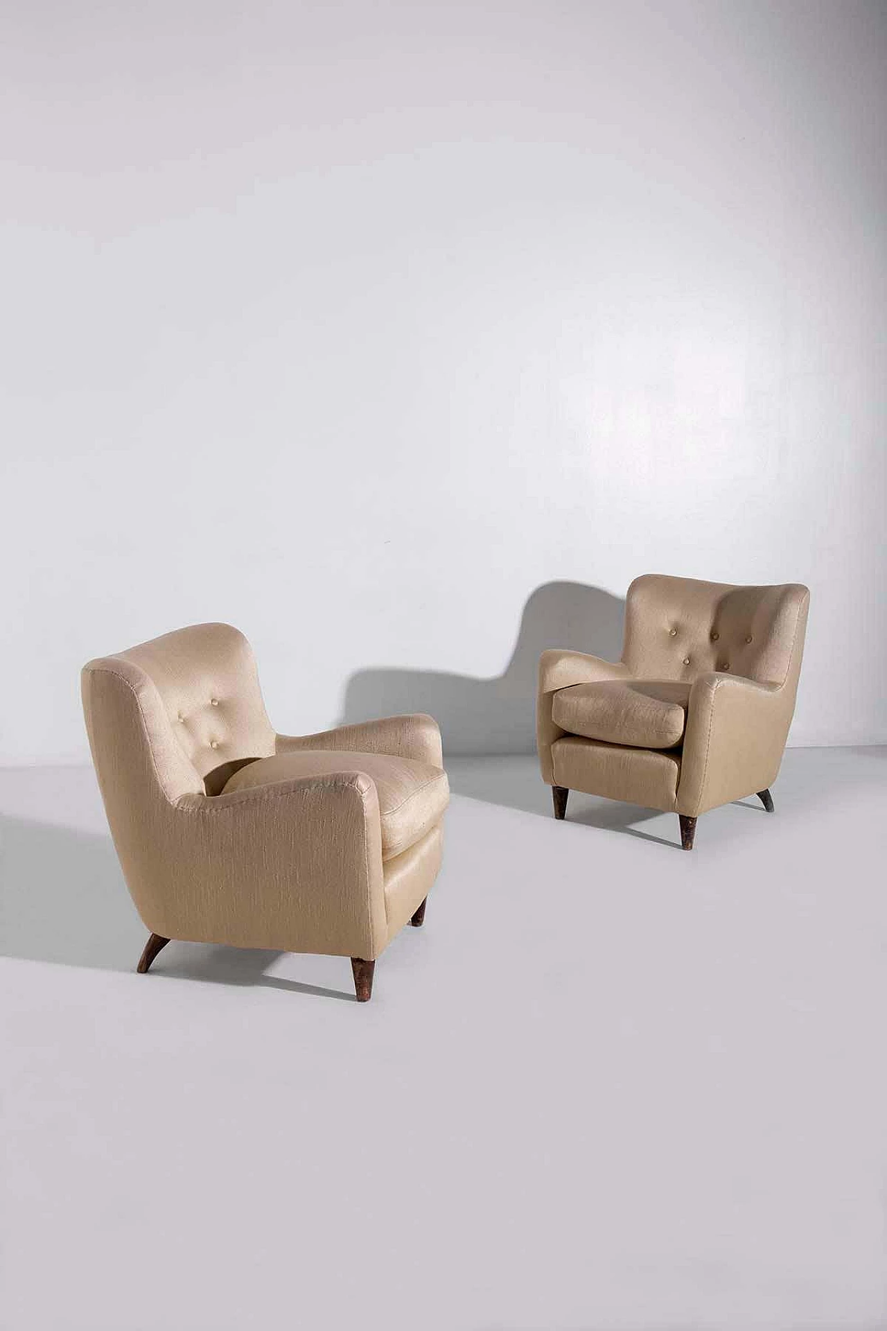 Pair of semi-silk and cotton fabric armchairs by Gio Ponti for Cassina, 1940s 6