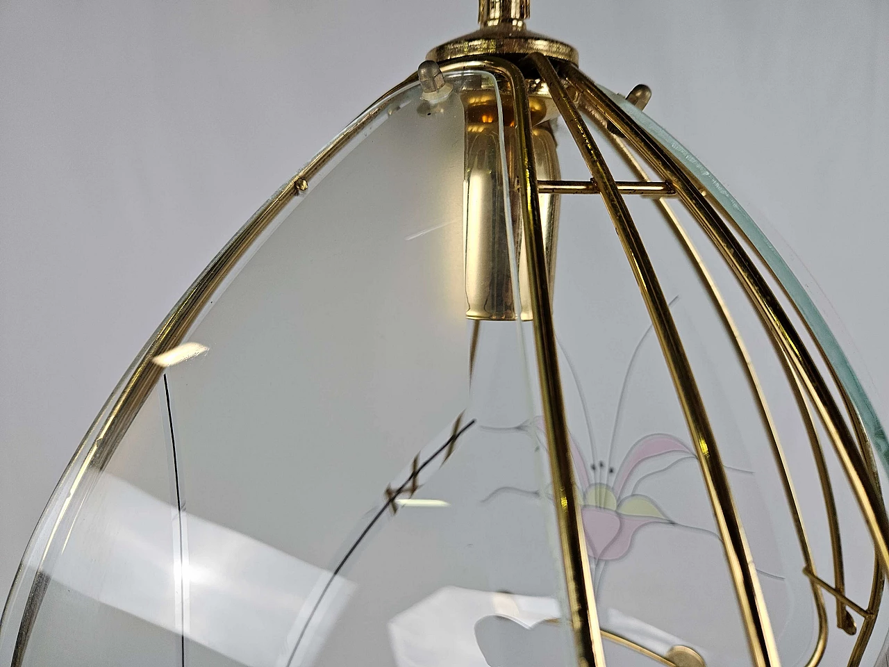 Lampadario in ottone e vetro satinato con decori floreali, anni '70 9