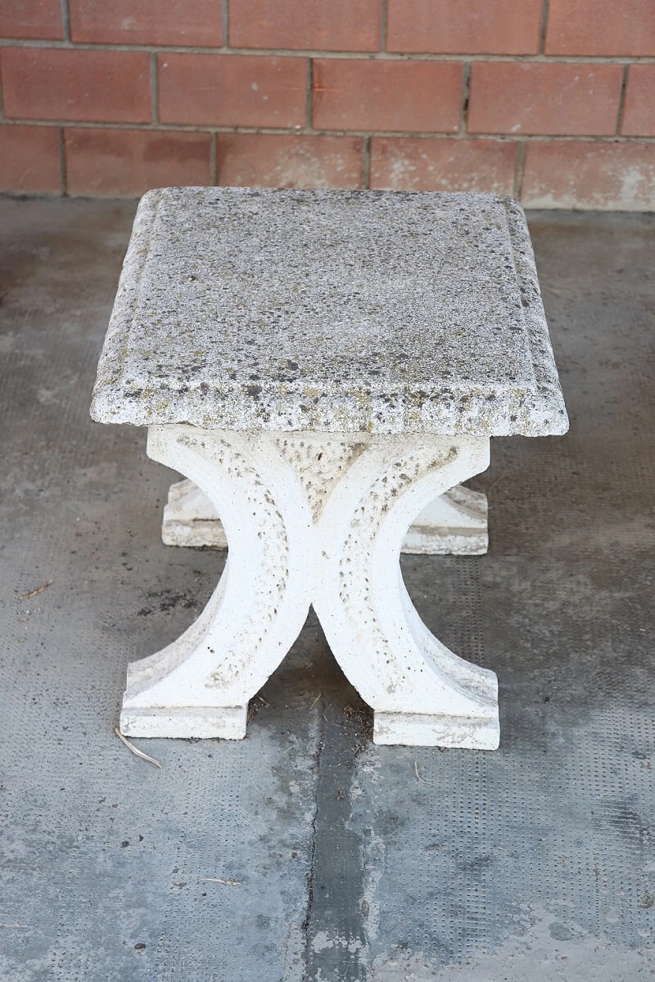 Tavolo e coppia di sgabelli in graniglia e cemento, anni '20 3