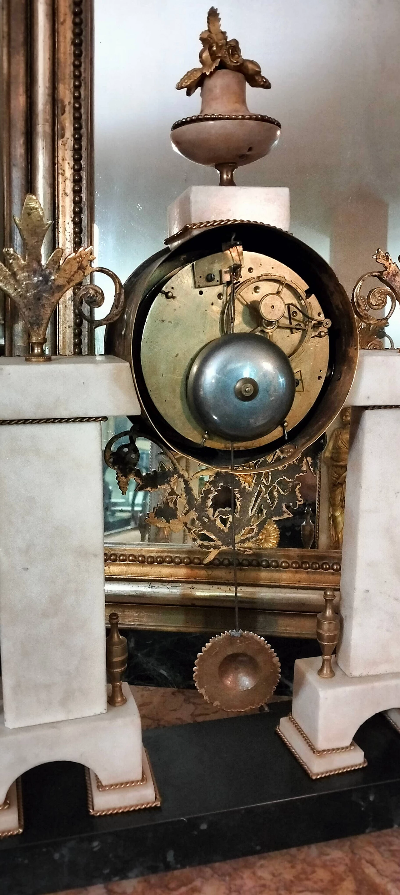 Marble and bronze pendulum table clock, 18th century 2
