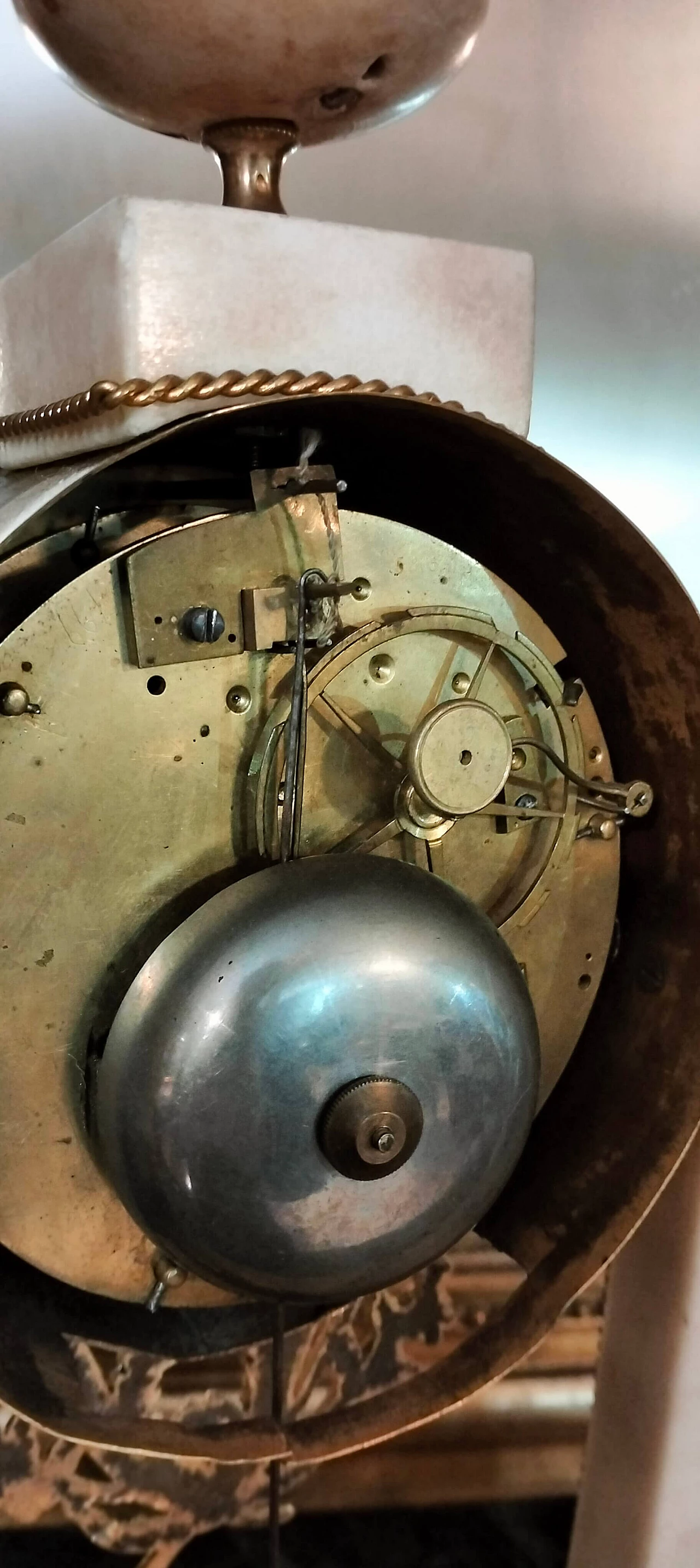 Marble and bronze pendulum table clock, 18th century 3