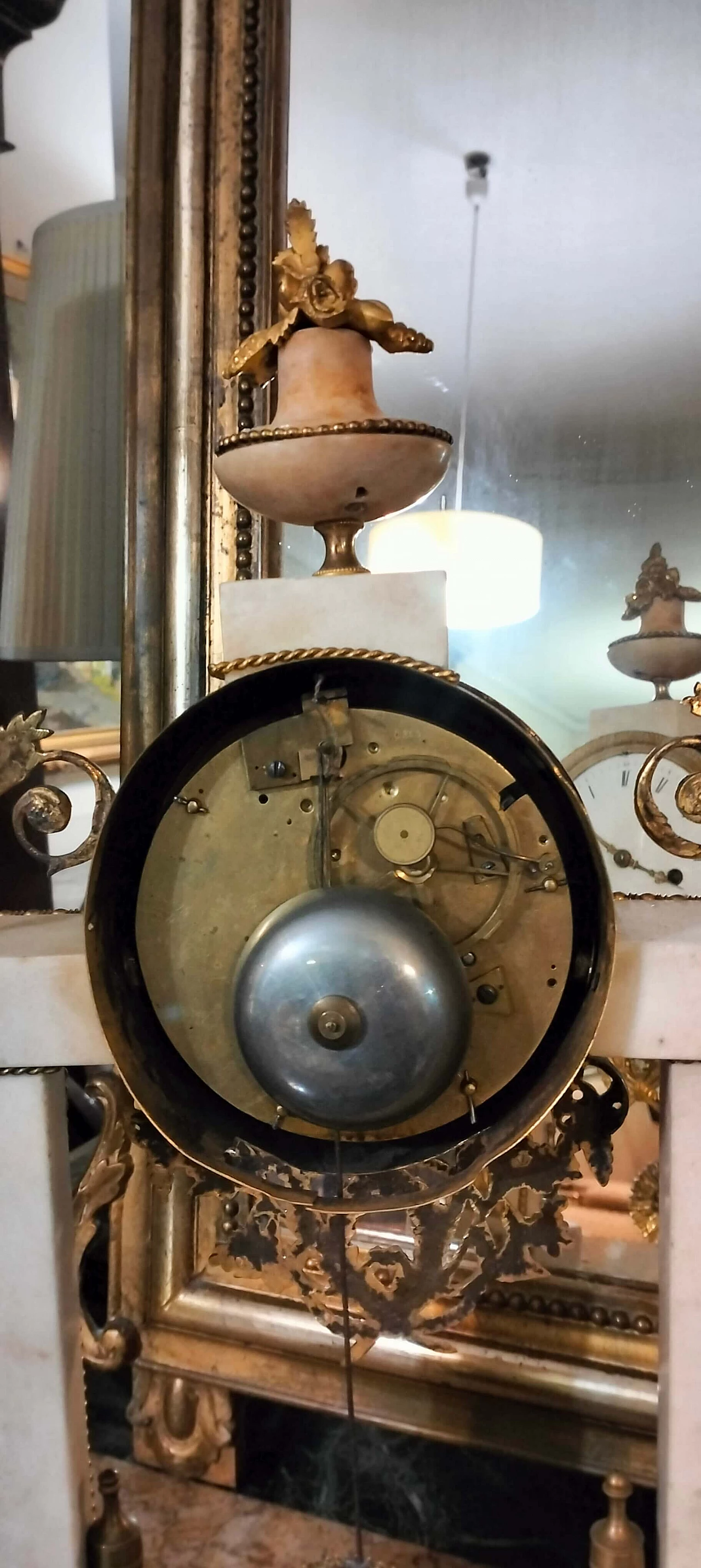 Marble and bronze pendulum table clock, 18th century 6