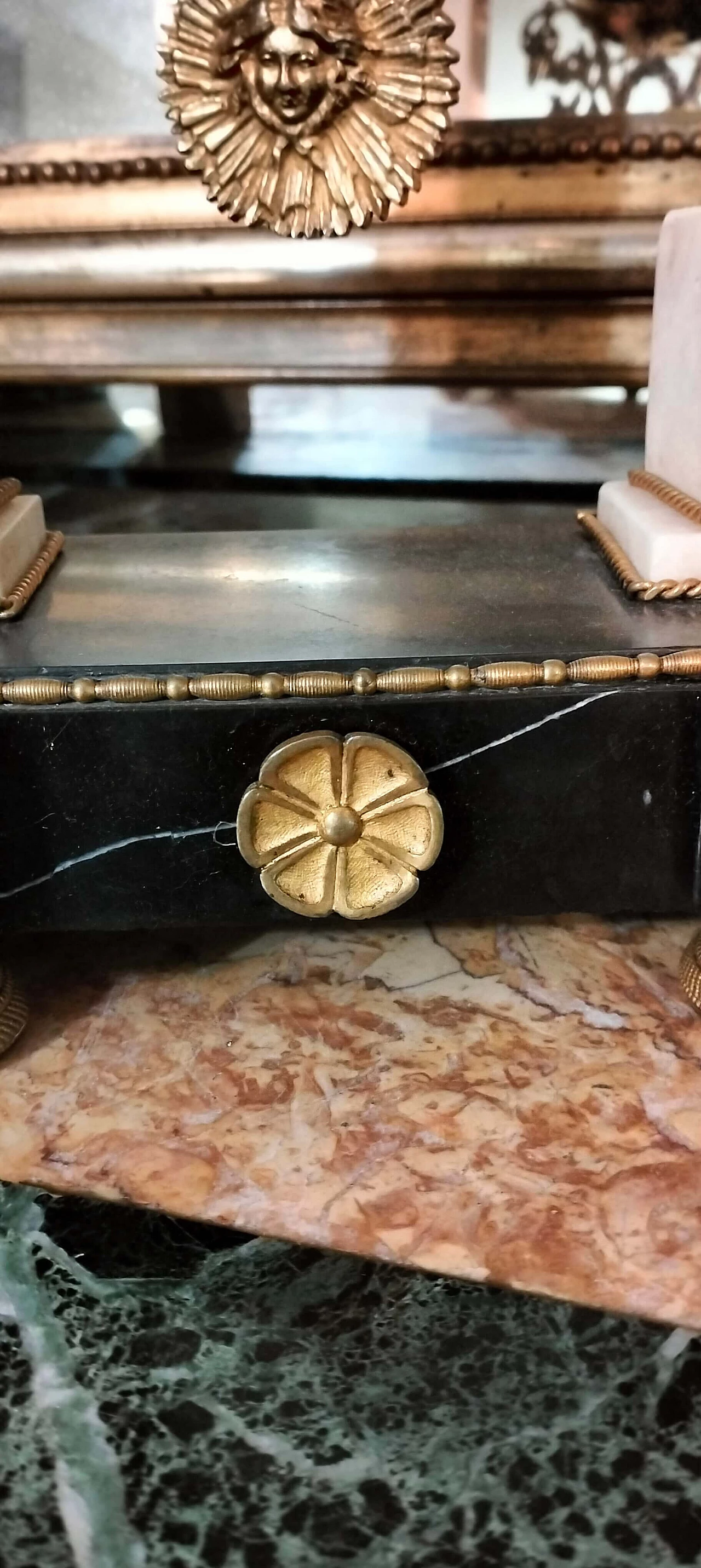 Marble and bronze pendulum table clock, 18th century 10
