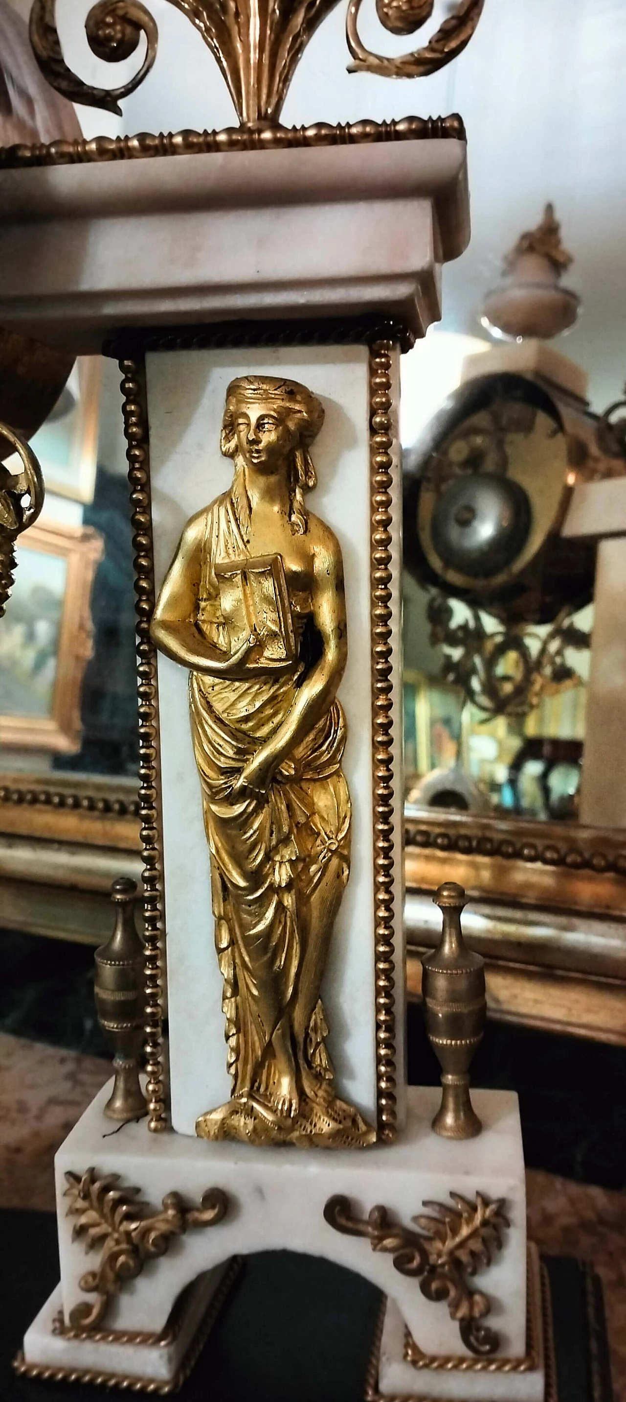 Marble and bronze pendulum table clock, 18th century 12