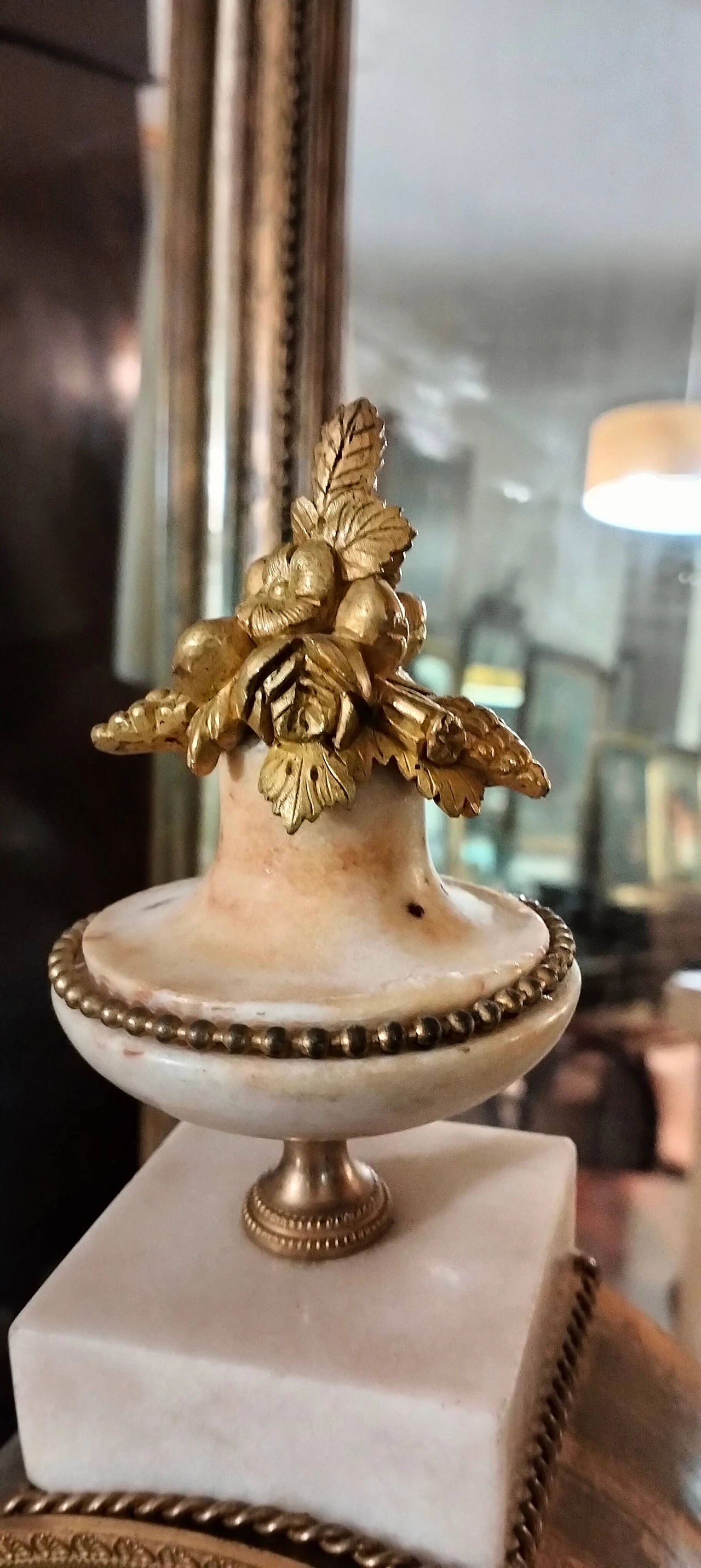 Marble and bronze pendulum table clock, 18th century 13