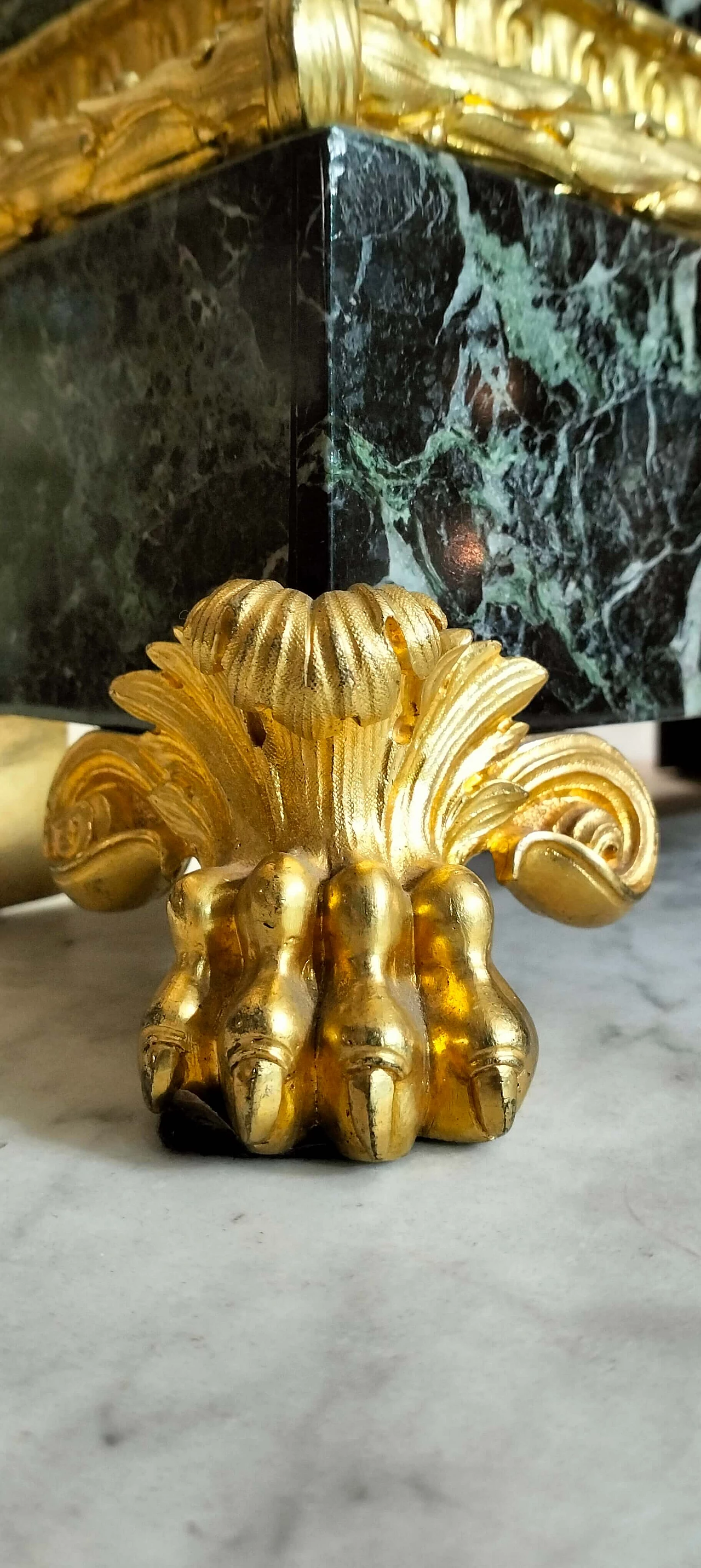 Charles X table clock in green marble and gilded bronze, 19th century 9