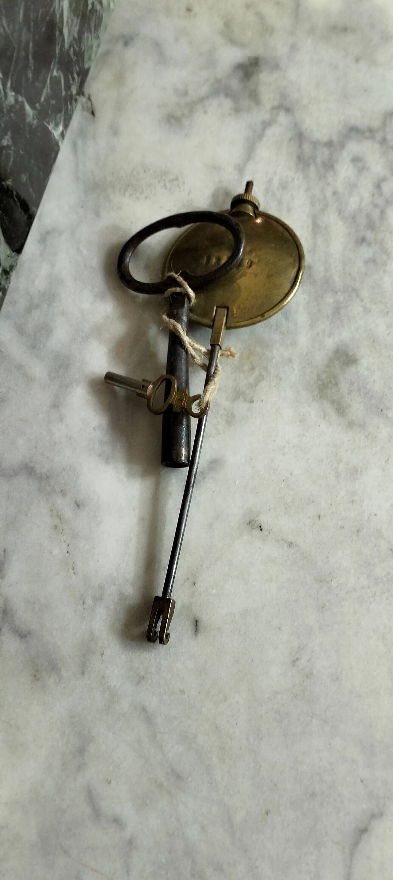 Charles X table clock in green marble and gilded bronze, 19th century 10