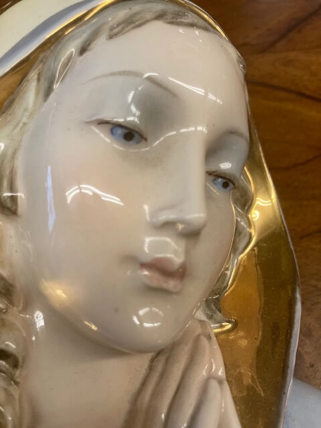 Madonna in ceramica con rifiniture oro, anni '50 5