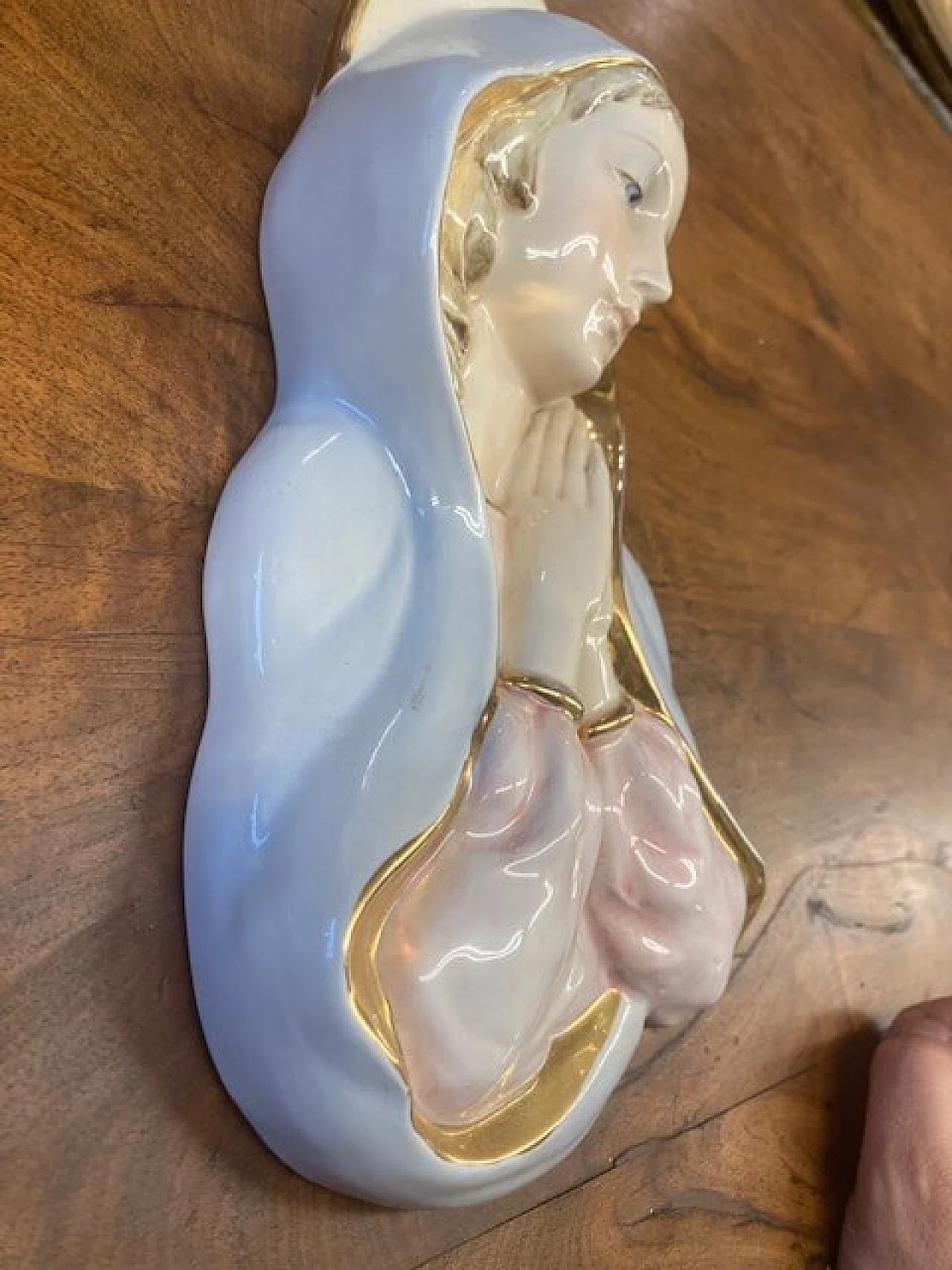 Madonna in ceramica con rifiniture oro, anni '50 7