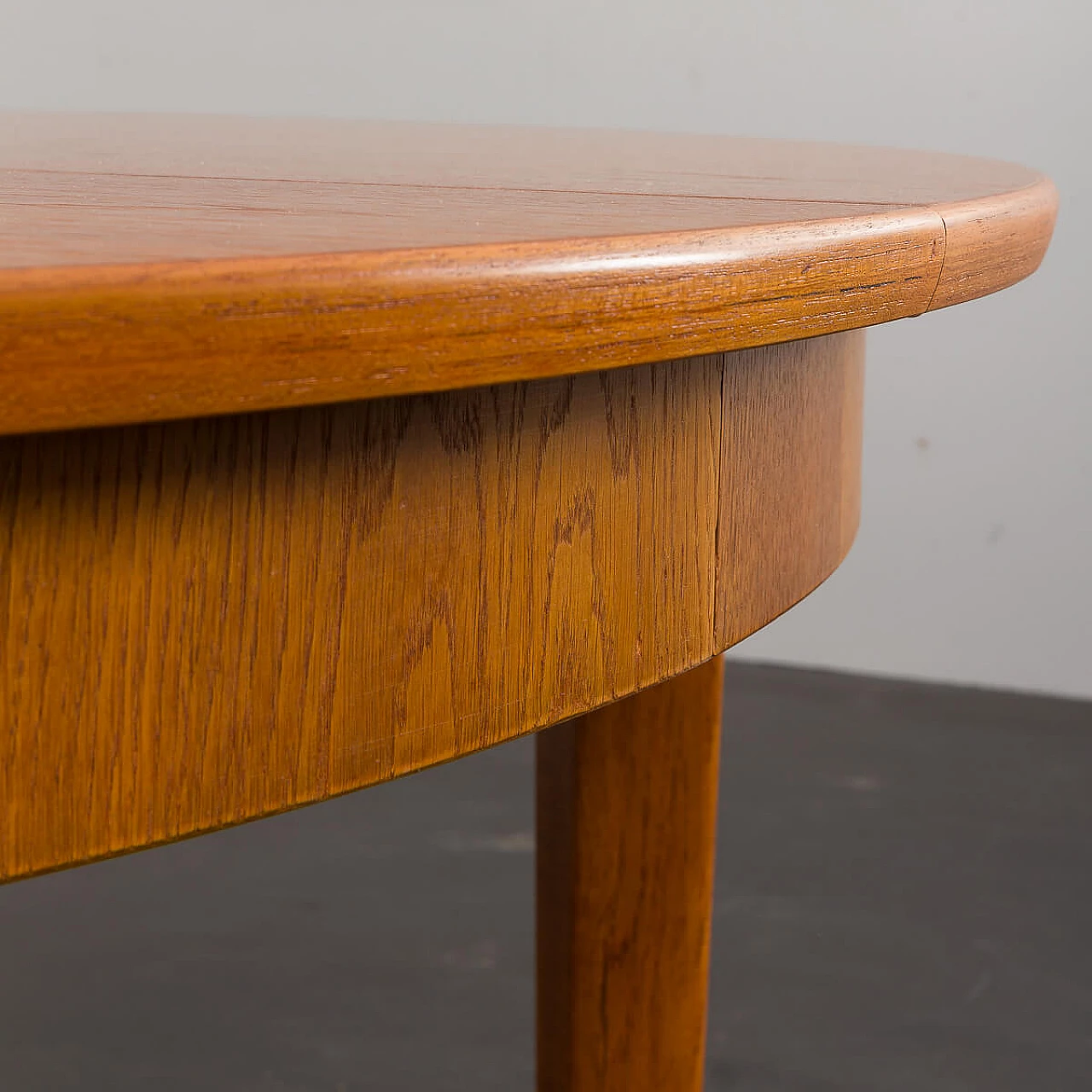 Danish extra-long round extending table, 1960s 17
